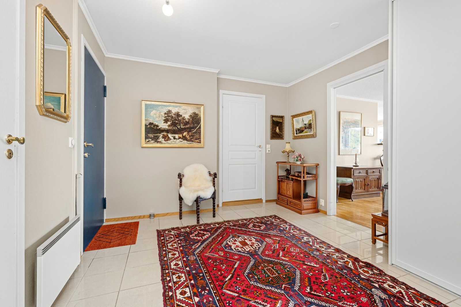 Velkommen inn i leiligheten! Her er bilde fra hallen / inngangspartiet - fliselagt gulv og skyvedørsgarderobe til høyre i bildet Galleribilde