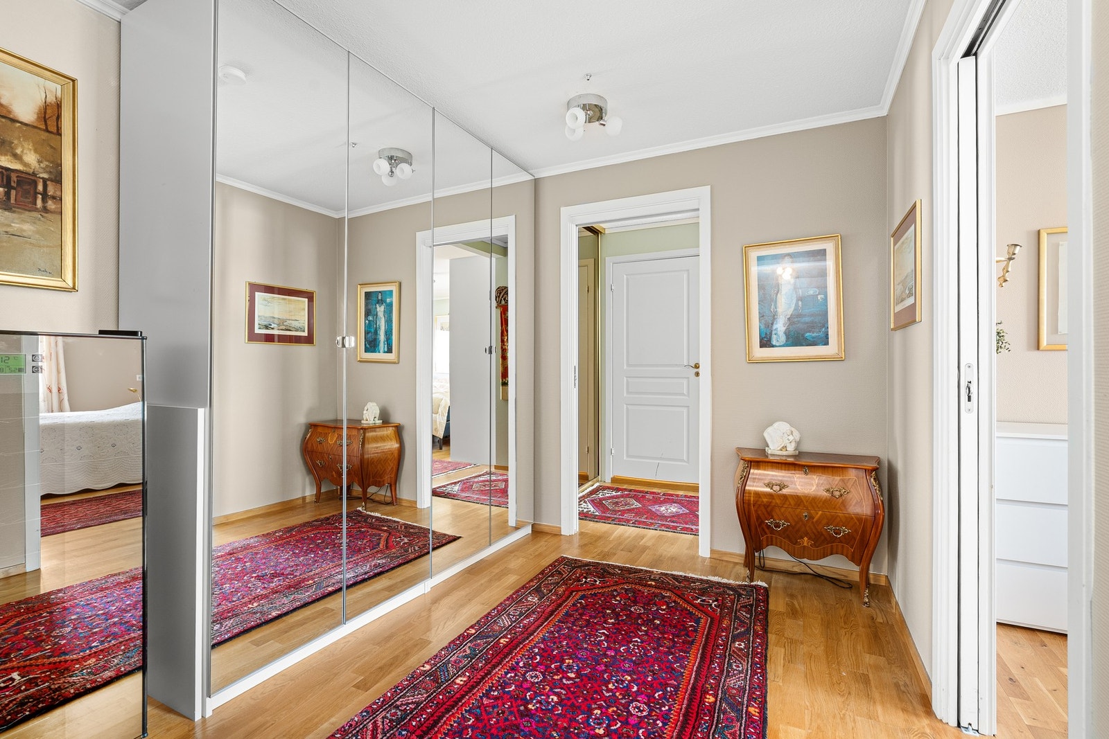 Garderoberom mellom 2 av soverommene Galleribilde