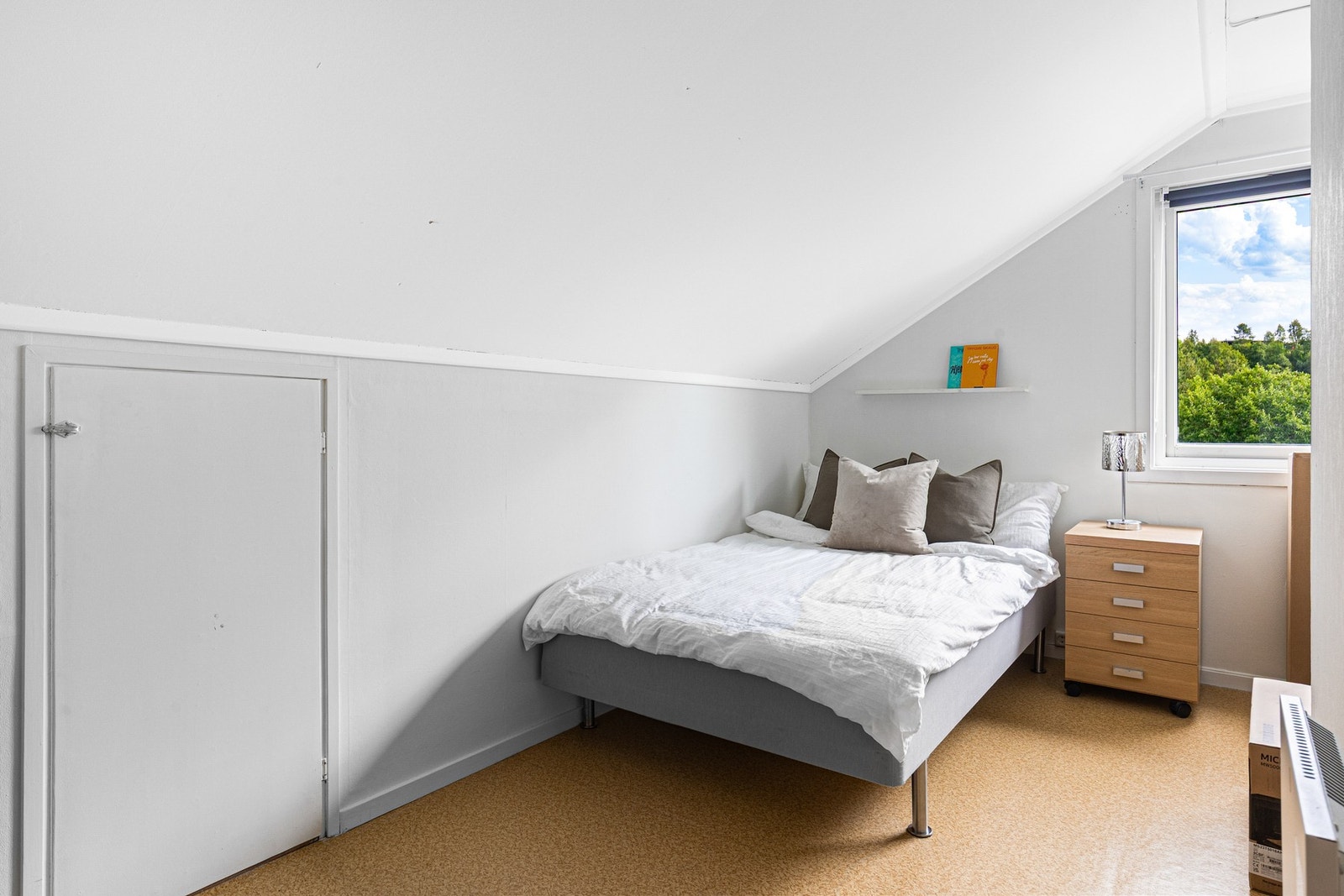 Soverommet får godt med naturlig lys inn Galleribilde