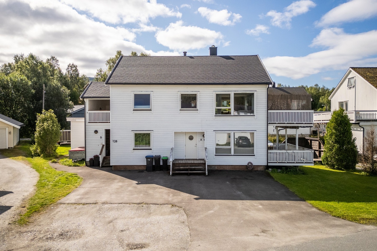 Her bor du med nærhet til barnehager, skole, dagligvarehandelen, treningssenter og restaurant og mye mer. Galleribilde