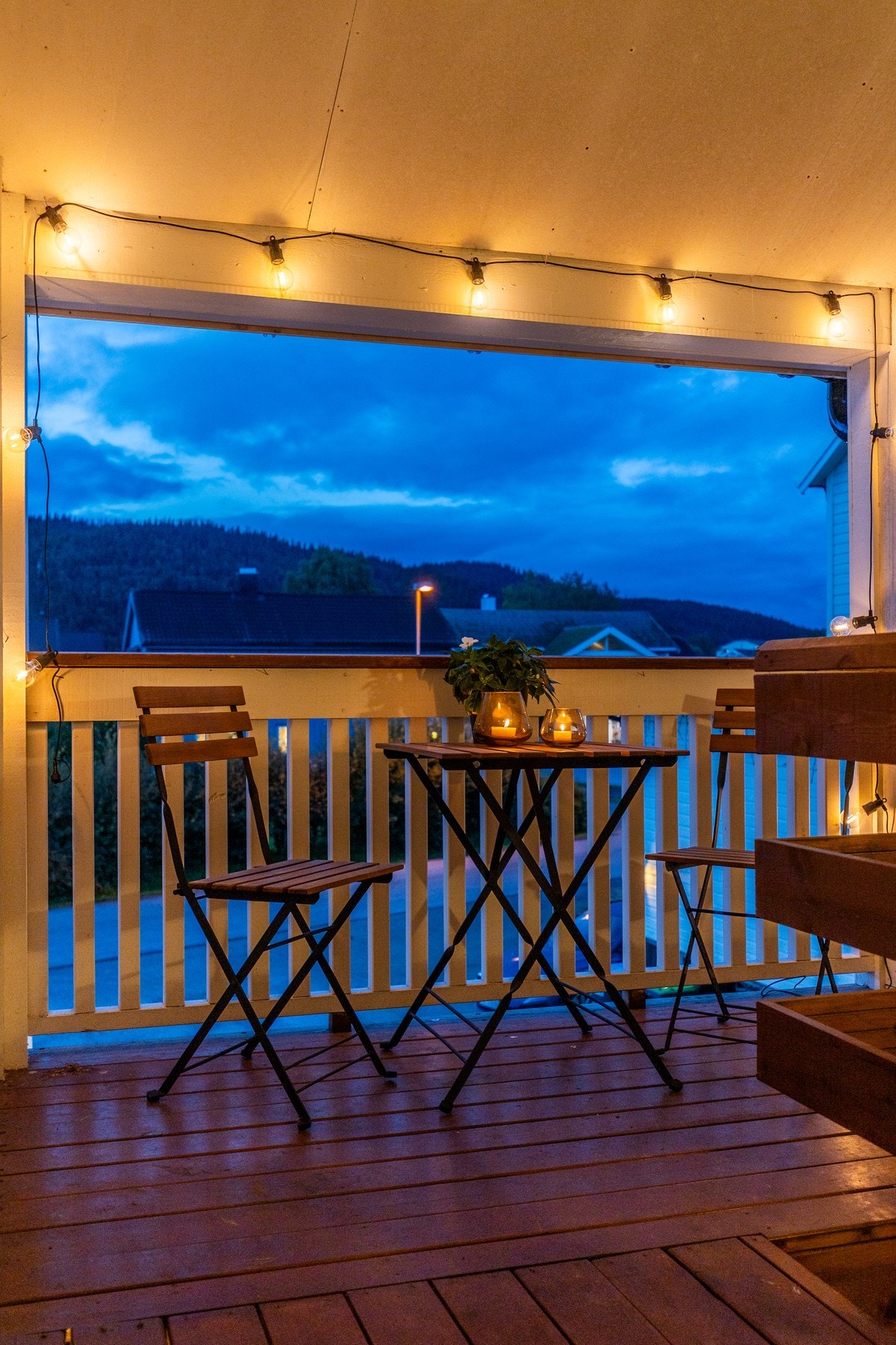 Første inntrykket er en hyggelig sitteplass ved boligens inngang Galleribilde