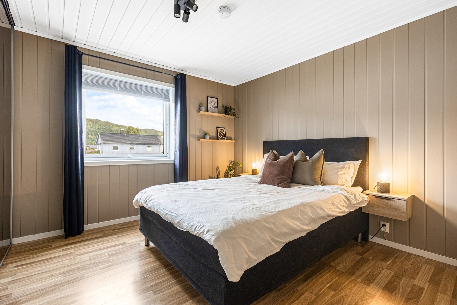 Hovedsoverommet | Et lyst og innbydende soverom med god plass til dobbeltseng, nattbord og garderobeløsning Galleribilde