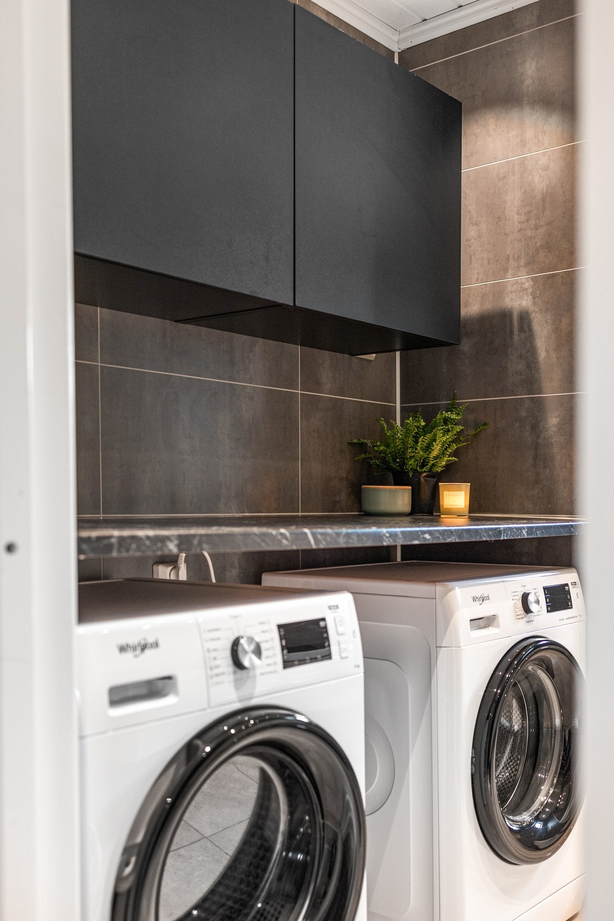 Baderommet har opplegg for vaskemaskin og tørketrommel Galleribilde