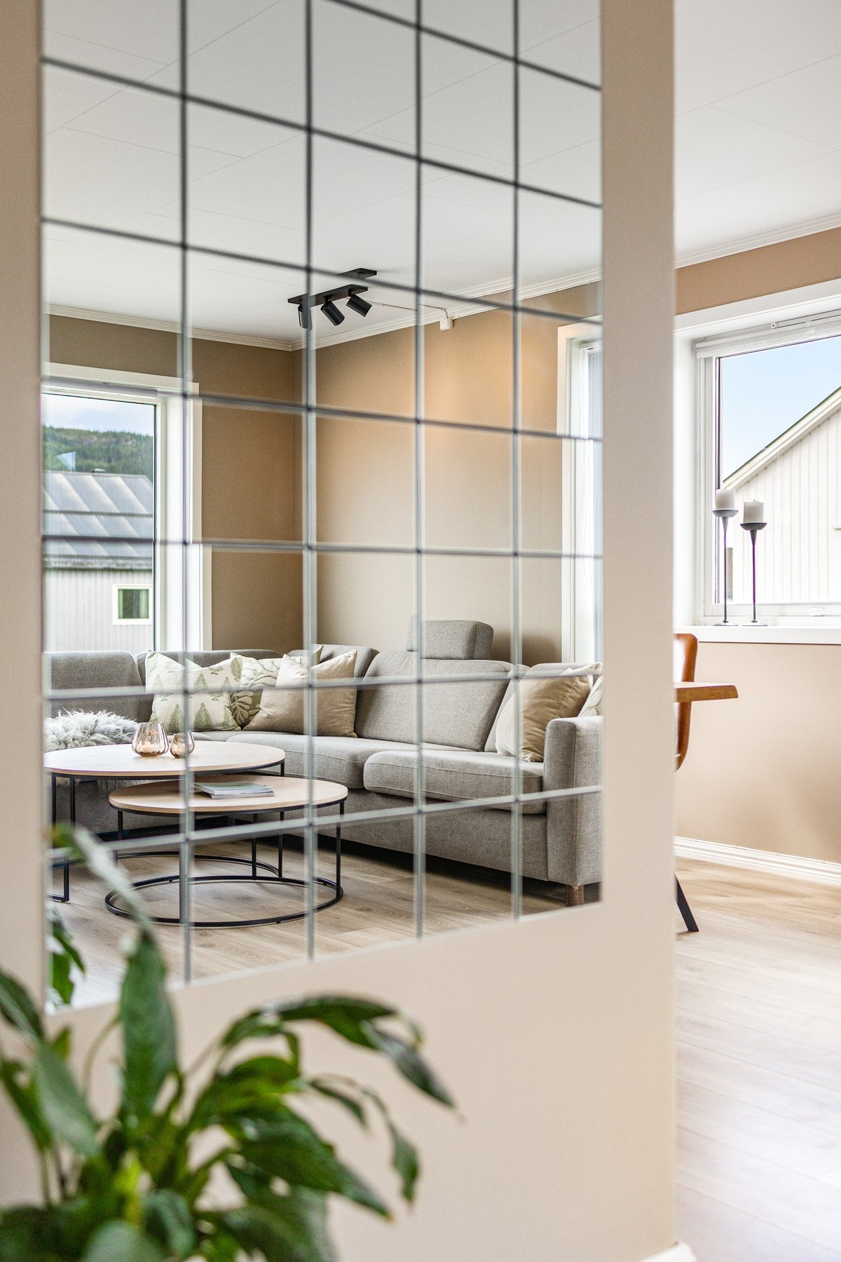 De store vindusflatene gir boligen godt med naturlig lys inn Galleribilde