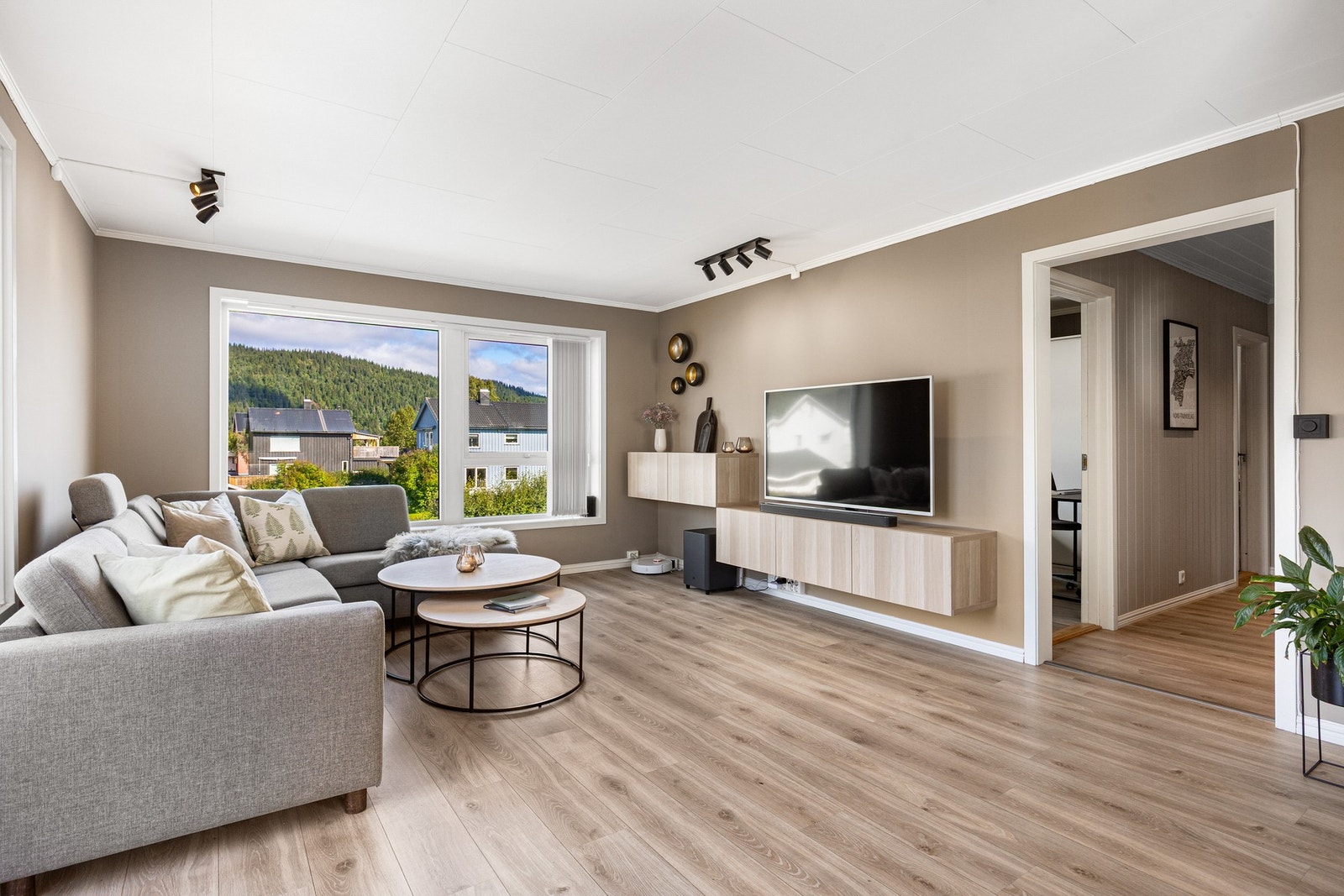 Vinduene har praktisk solskjerming som lameller som enkelt kan skyves ut Galleribilde