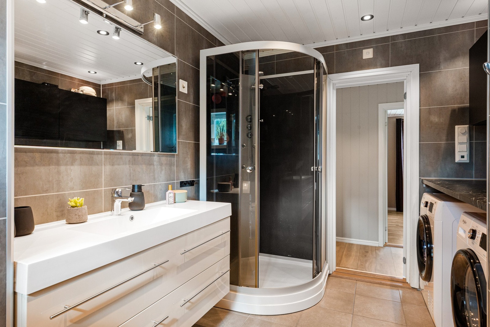 Baderommet holder et tidløst preg med materialvalg som harmonerer godt sammen med hverandre Galleribilde