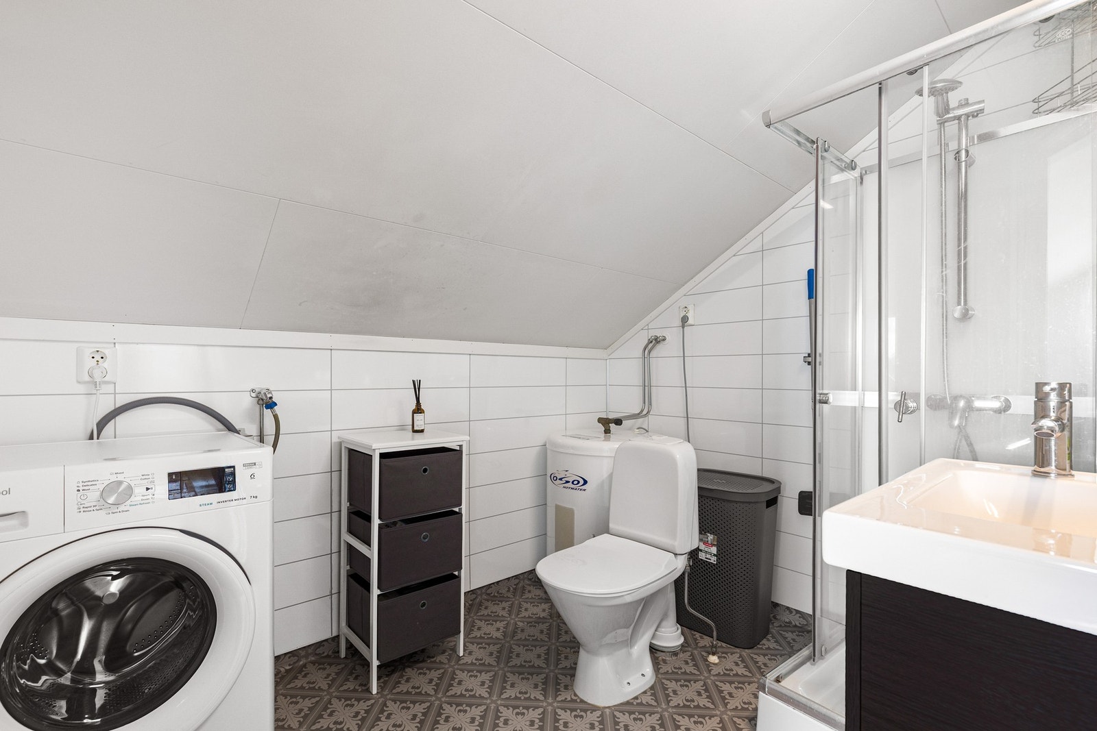 Tidløst baderom med opplegg for vaskemaskin Galleribilde