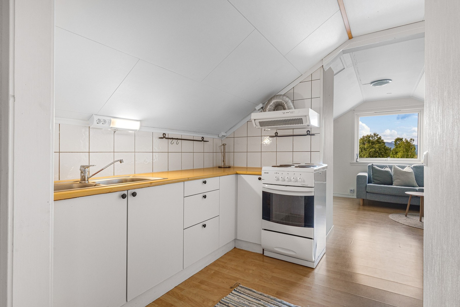 Kjøkkenet i utleiedelen har god benkeplass Galleribilde