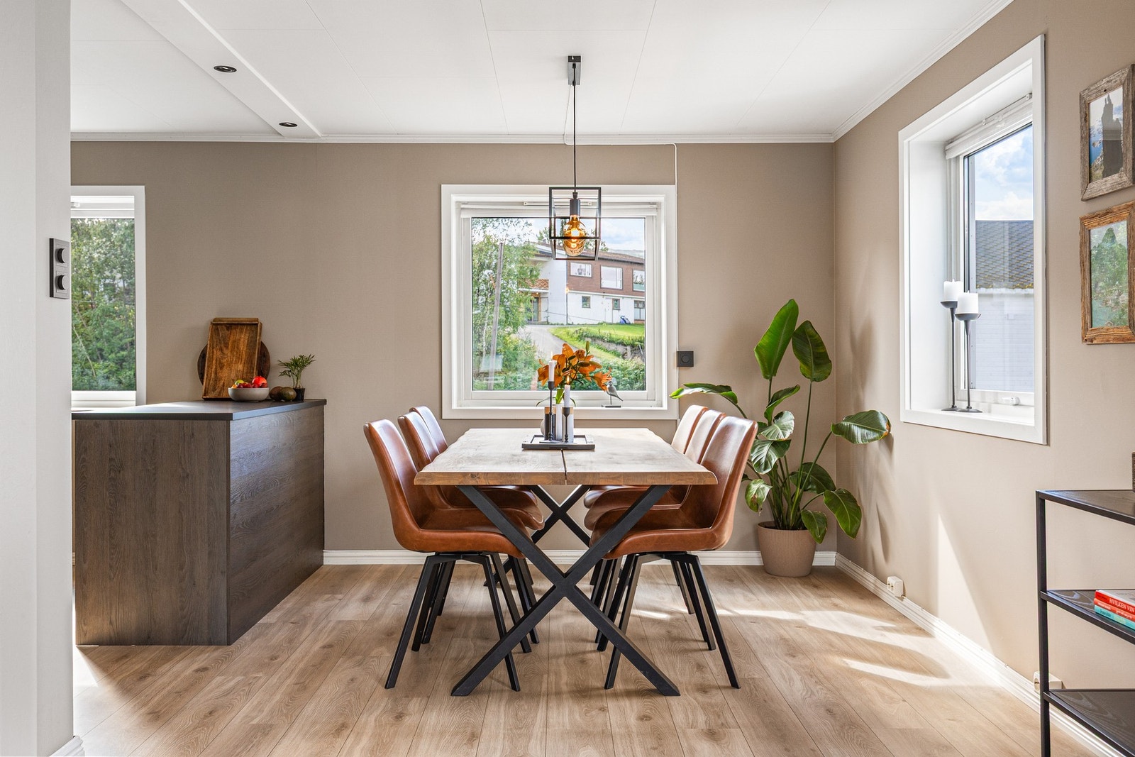 Spiseplassen får sin naturlig plass i direkte tilknytning til kjøkkenet Galleribilde