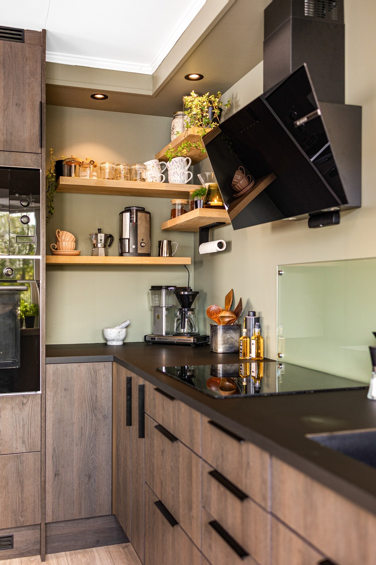 Stilrent kaffehjørne med smarte løsninger, både funksjonelt og dekorativt Galleribilde