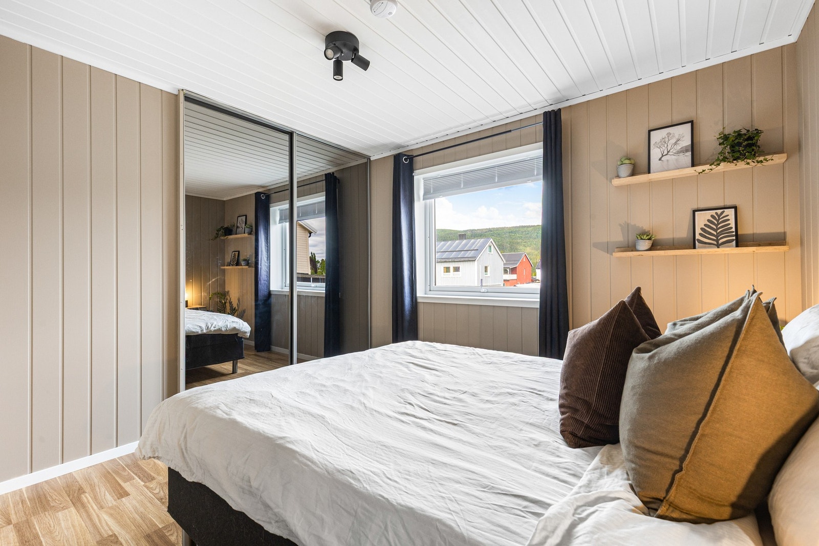 En praktisk skyvedørsgarderobe med gode oppbevaringsmuligheter Galleribilde