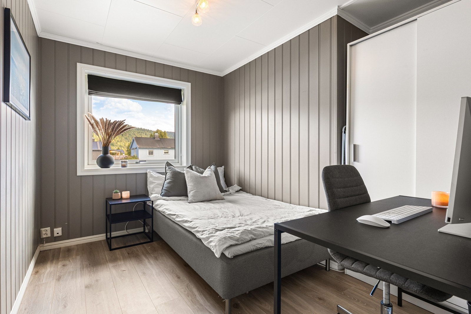 Boligens andre soverom rommer plass til seng, nattbord, garderobeløsning og skrivebord Galleribilde