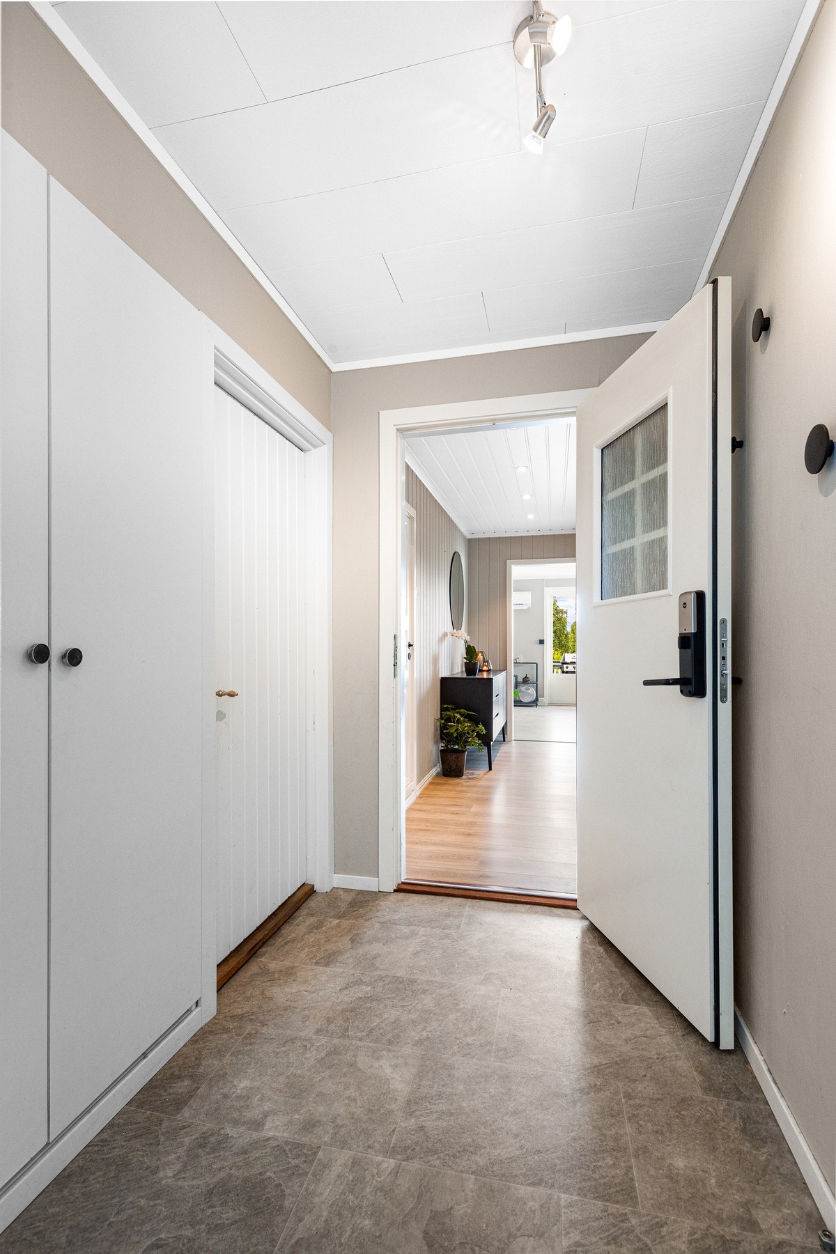 Yttergang med plass for oppheng av yttertøy | La oss ta turen opp i loftsetasjen Galleribilde