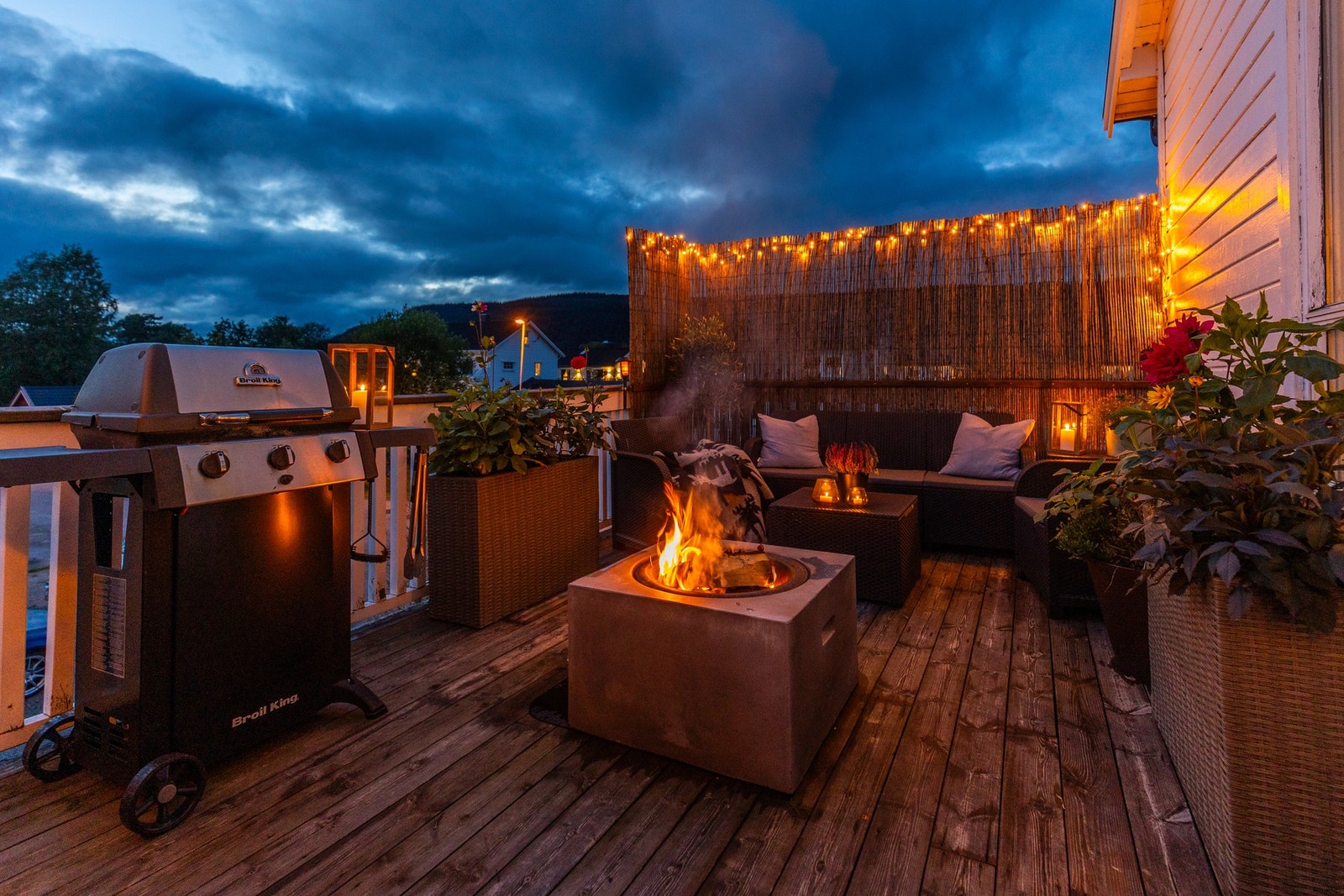 Balkongen rommer god plass til hyggelig sittegruppe og grill Galleribilde