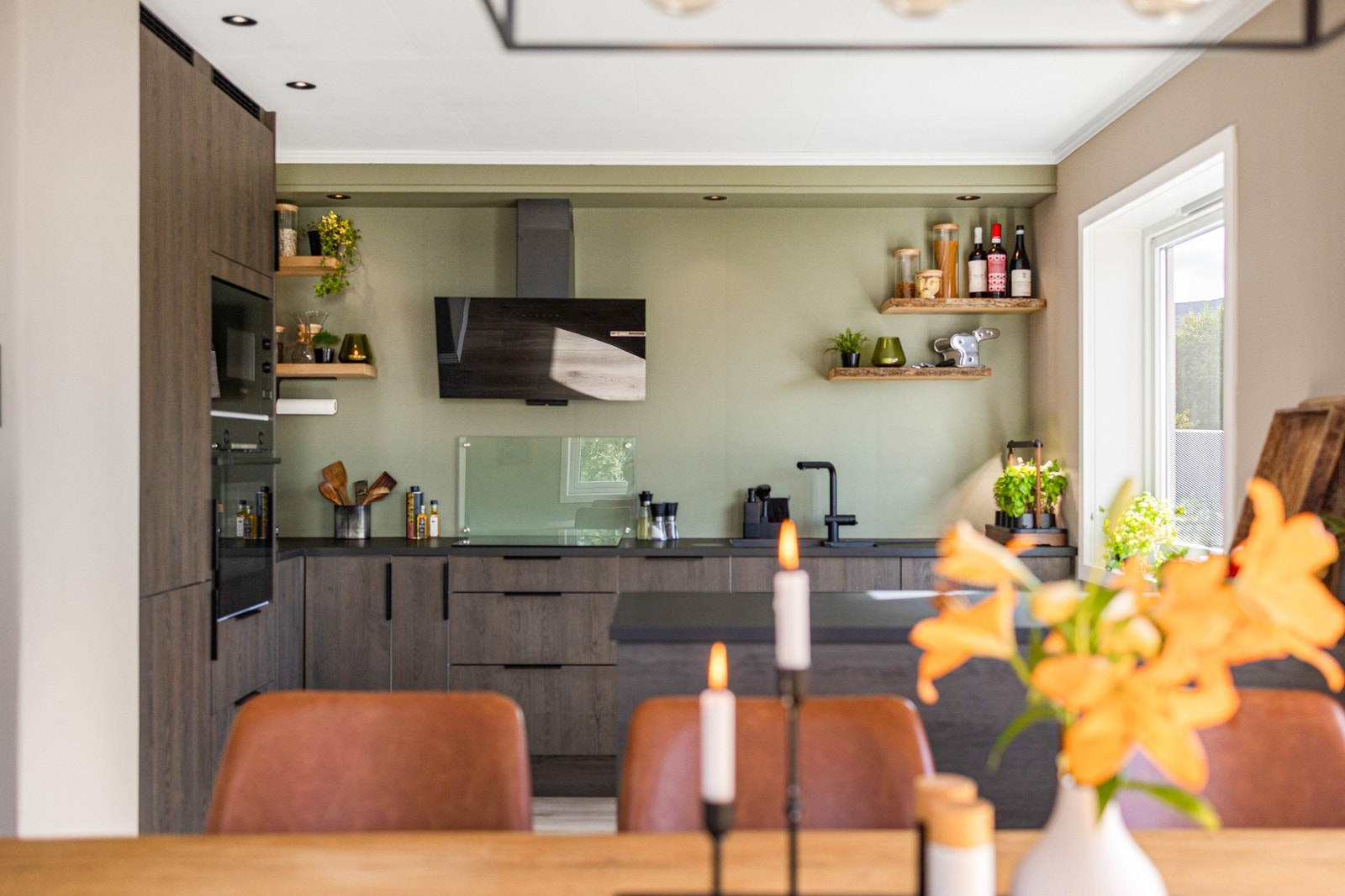 Den åpne løsningen gir boligen gjennommgående lys og solforhold Galleribilde