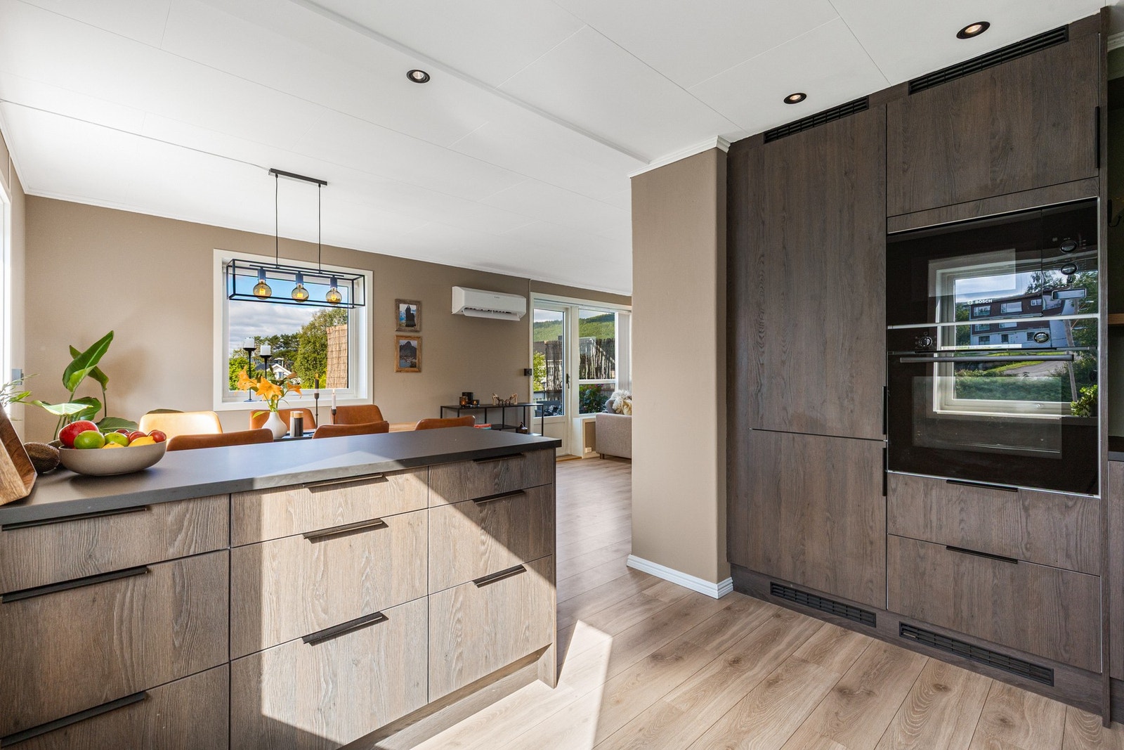 Kjøkkenet holder et tidløst preg og har integrerte hvitevarer Galleribilde