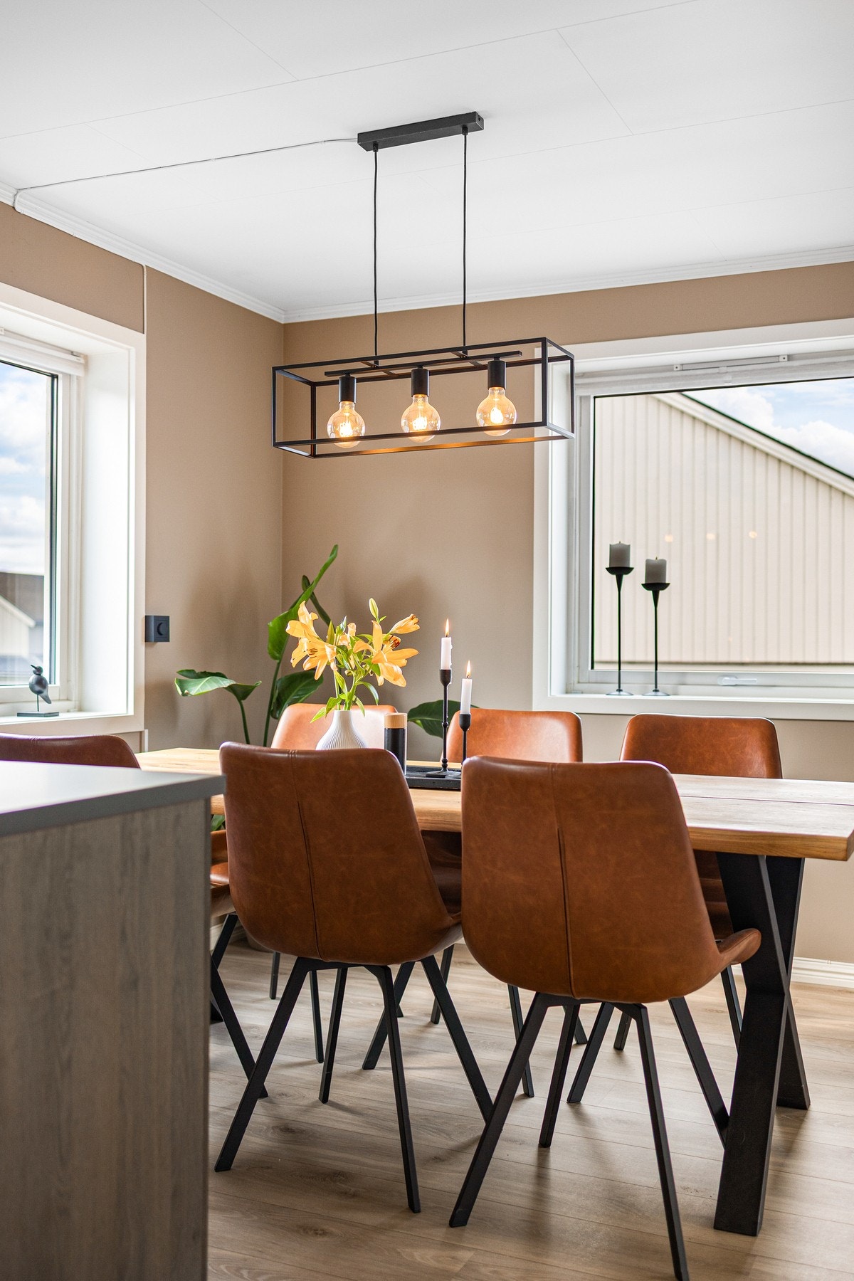 Den åpne løsningen mellom kjøkkenet og spiseplassen gjør at samtalene kan flyte mellom gjestene og kokken Galleribilde