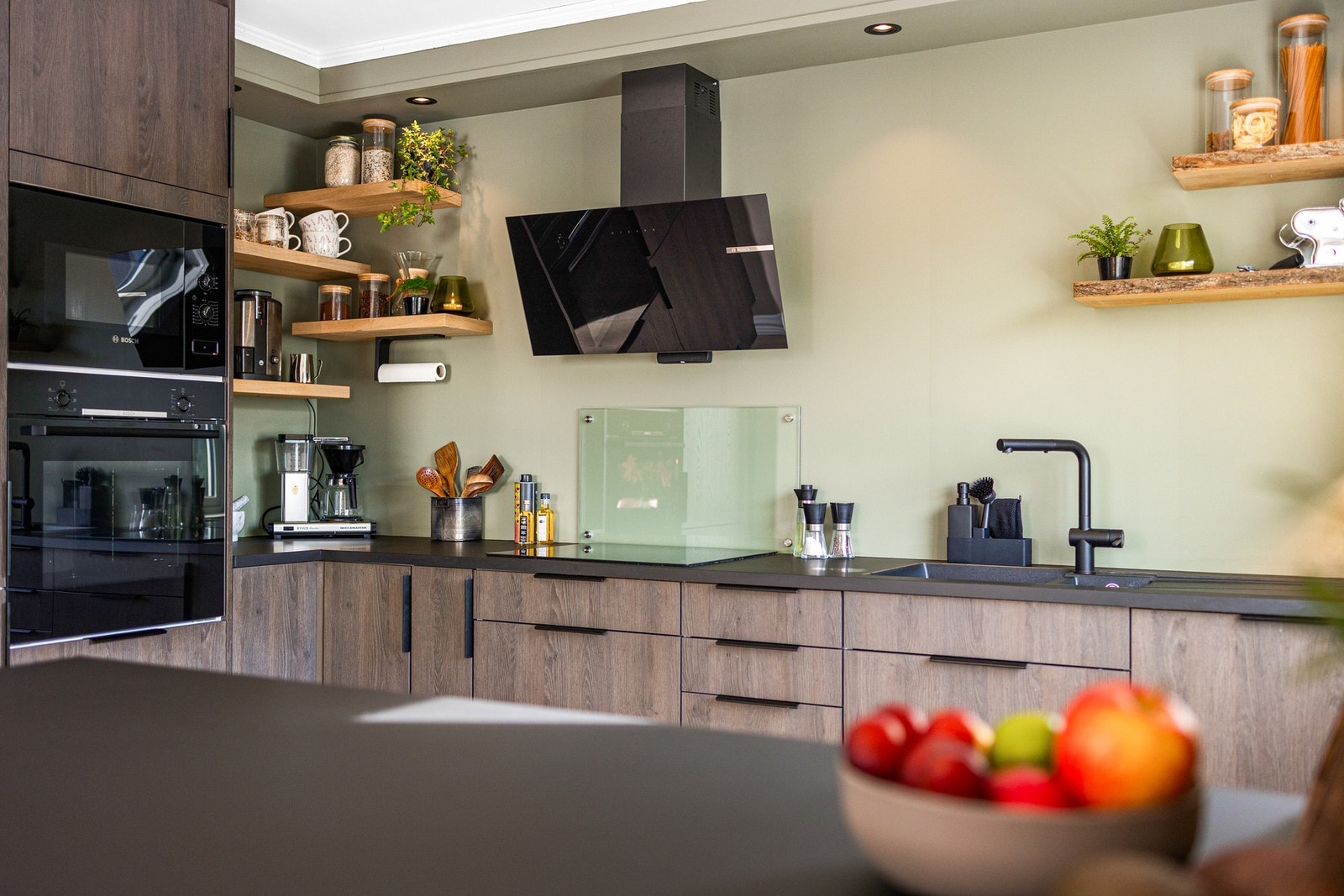 Rålekkert kjøkken med rikelig av skap og benkeplass Galleribilde