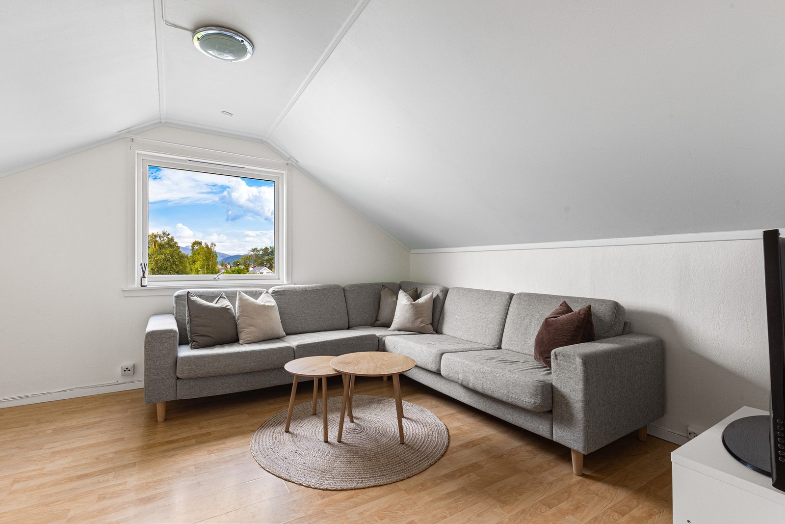 Stuen rommer plass til sofagruppe og spisebord med tilhørende møblement Galleribilde