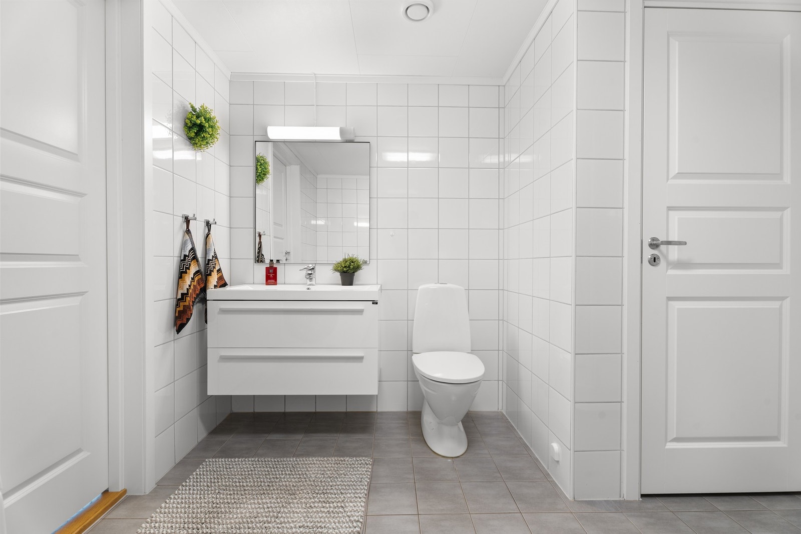 Badet har rikelig med oppbevaringsplass. Det er også plass til noe ekstra oppbevaring i det tekniske rommet, inne på badet. Galleribilde