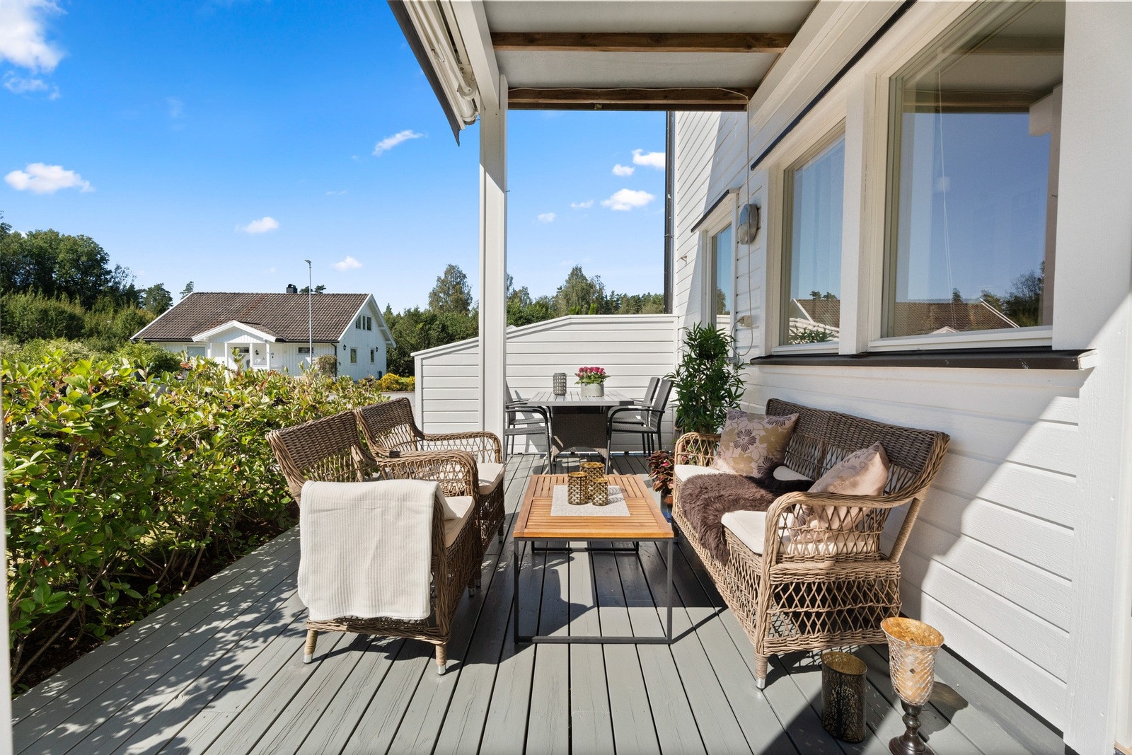 Fra stuen er det utgang til en stor terrasse med gode solforhold. Galleribilde