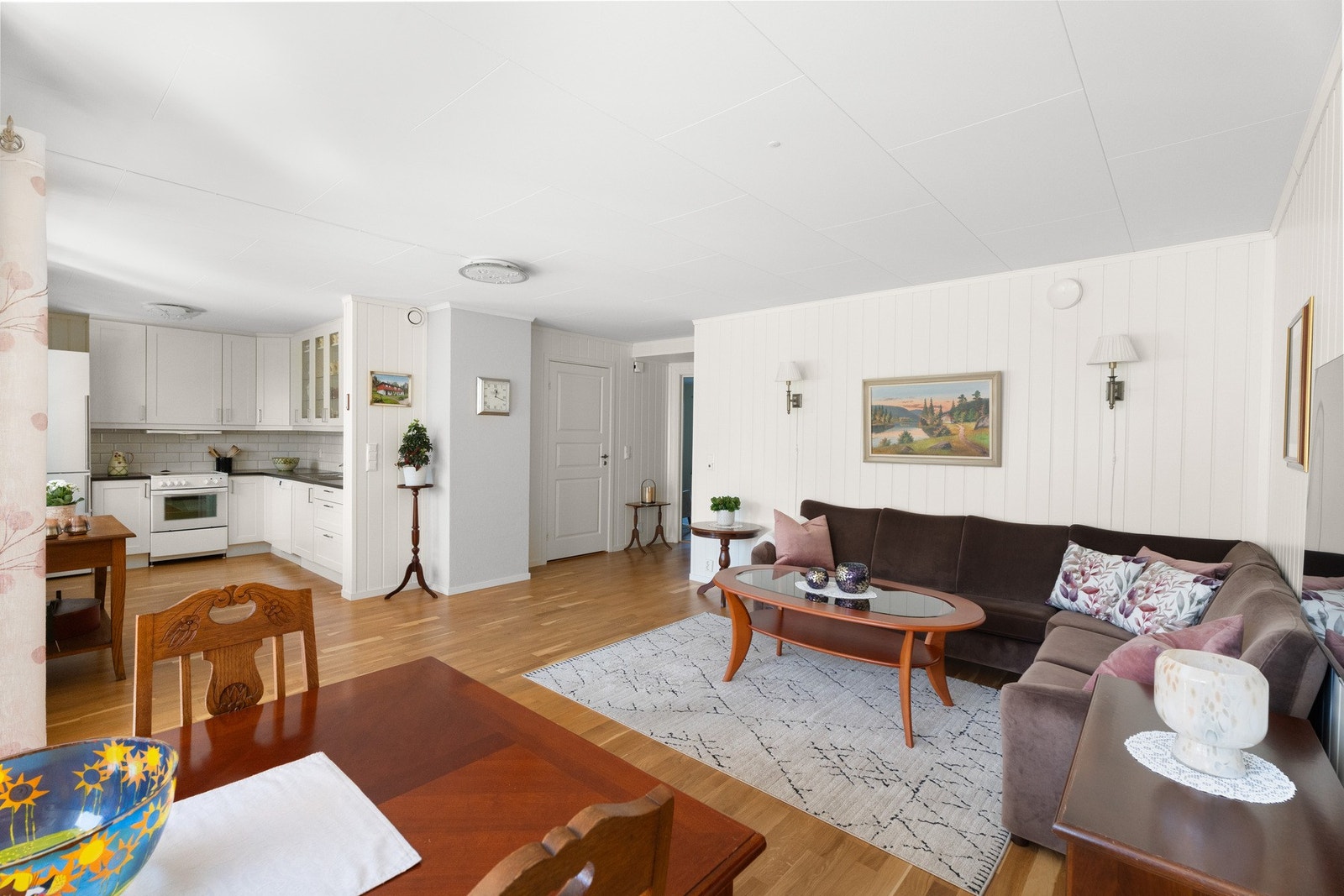 Leiligheten er lys, og har åpen løsning mot kjøkkenet. Galleribilde