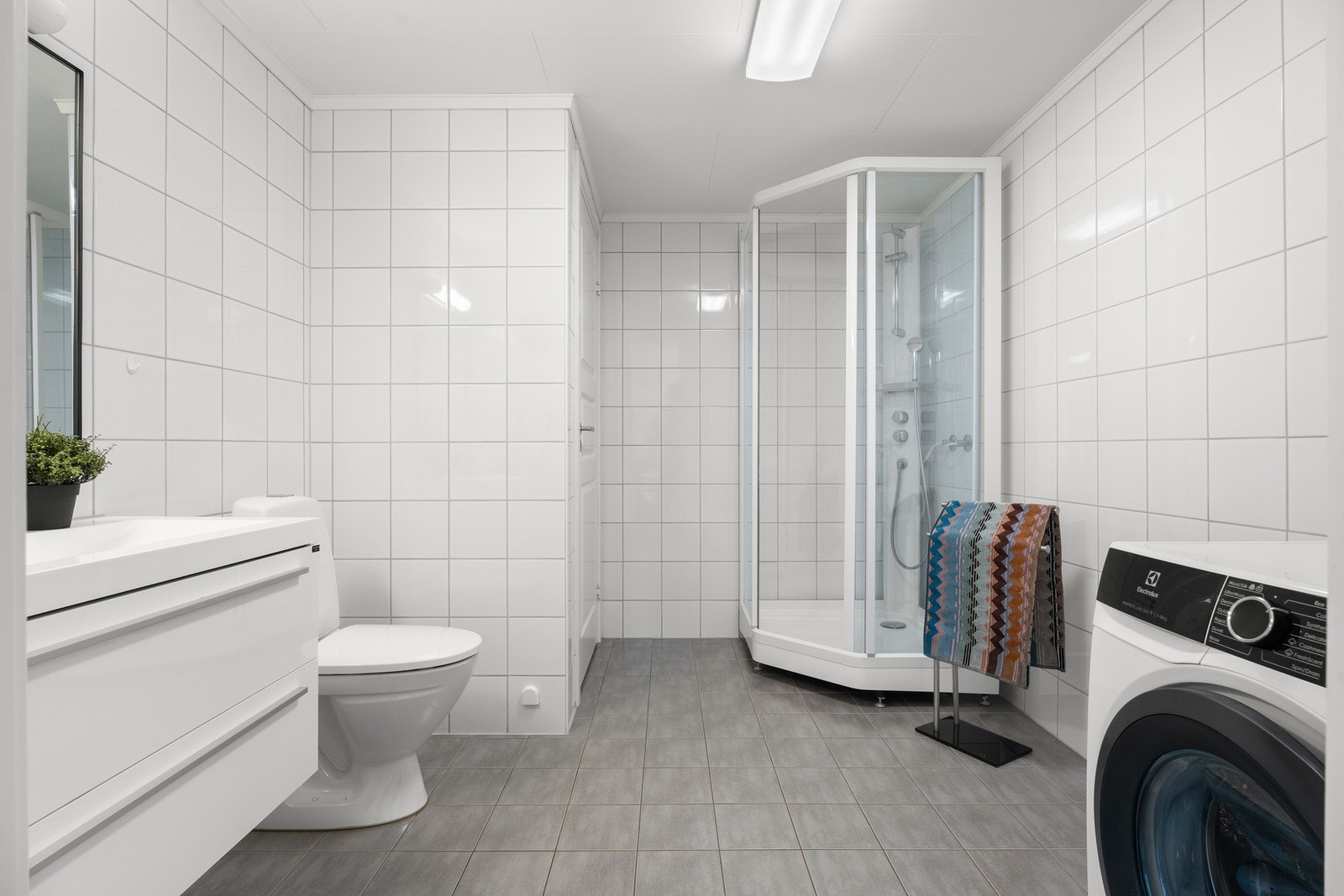 Badet i boligen er romslig, med god plass til vaskemaskin. Galleribilde