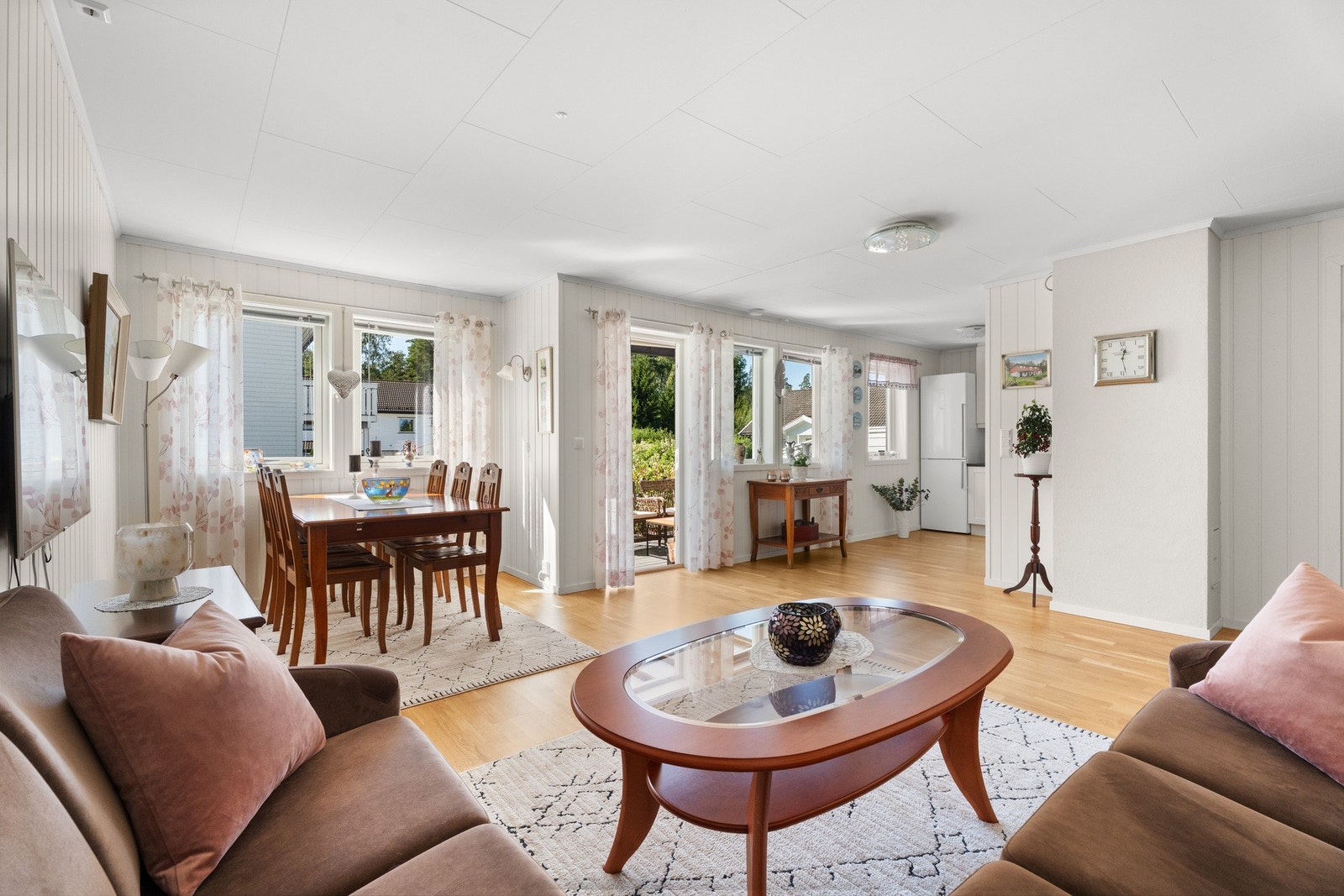 Her har du mye lys inn fra de gode vindusflatene, med utsikt inn mot lysløypa. Galleribilde