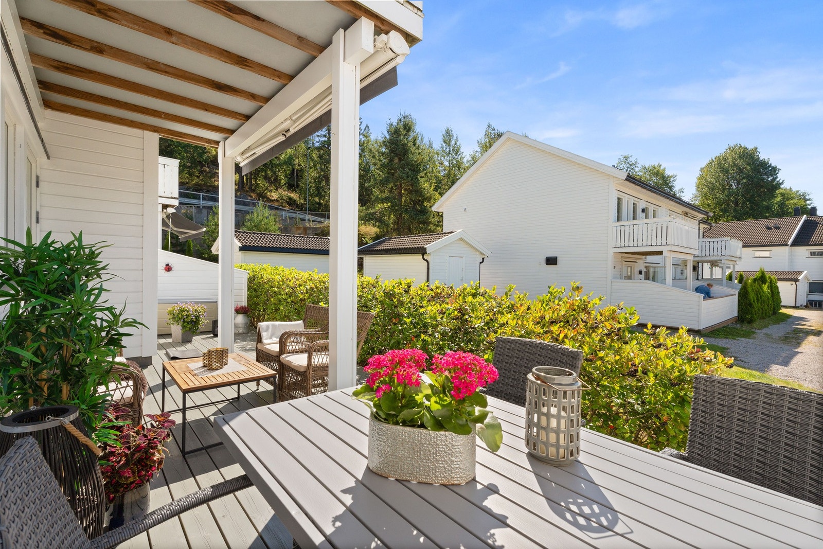 Terrassen er på ca 21 kvadratmeter, og har god plass til forskjellige typer utemøbler. Galleribilde