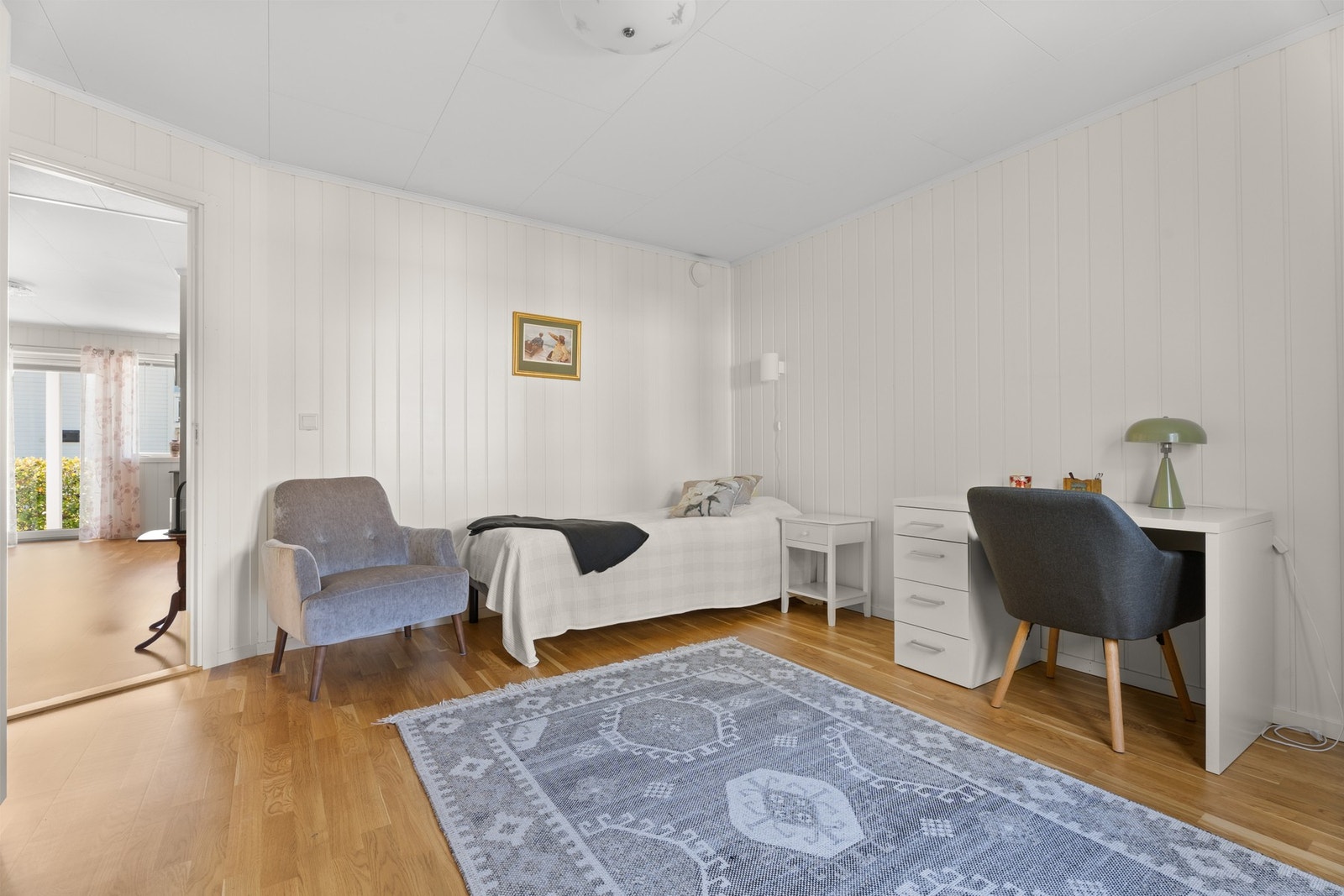 Her er det god plass til garderobe og dobbelseng. Galleribilde