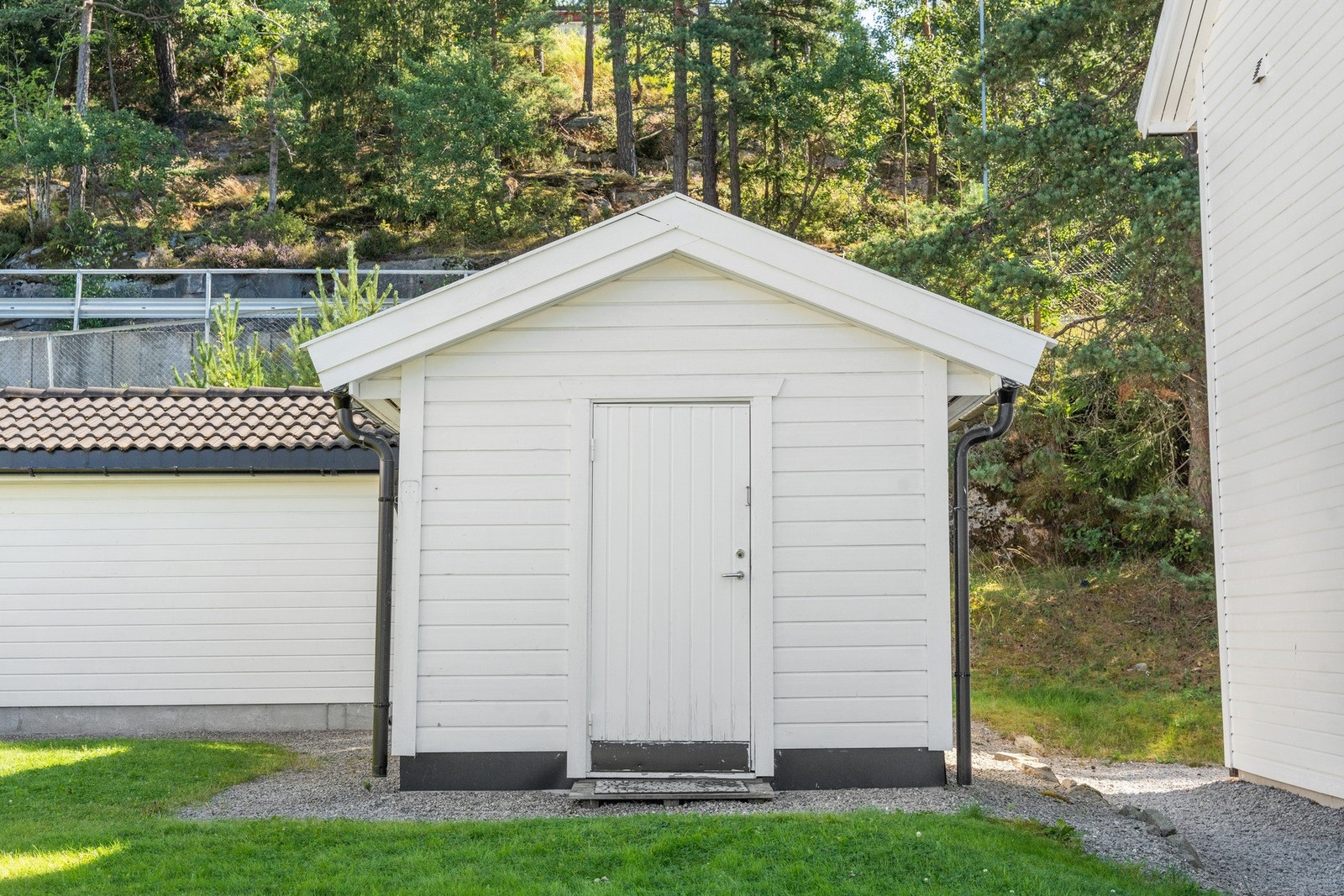 Det medfølger en romslig utebod på 5 kvadratmeter. Galleribilde