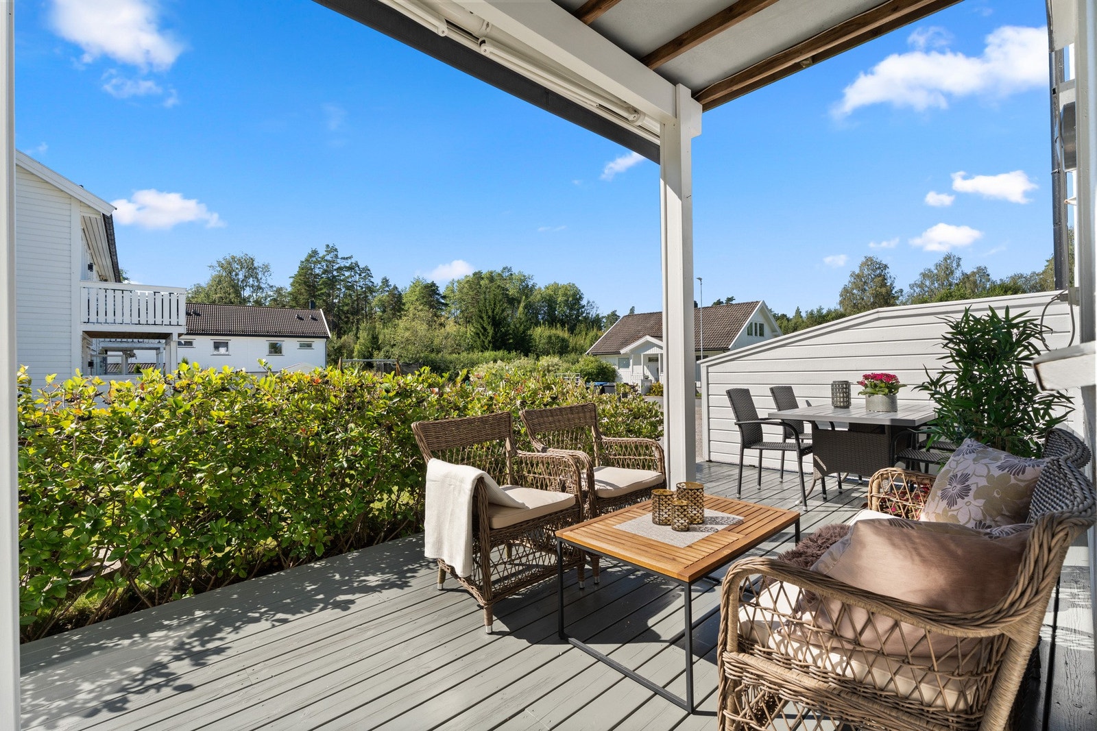 Leiligheten har en stor, delvis takoverbygget terrasse med gode solforhold. Uteplassen vender mot syd og vest. Galleribilde