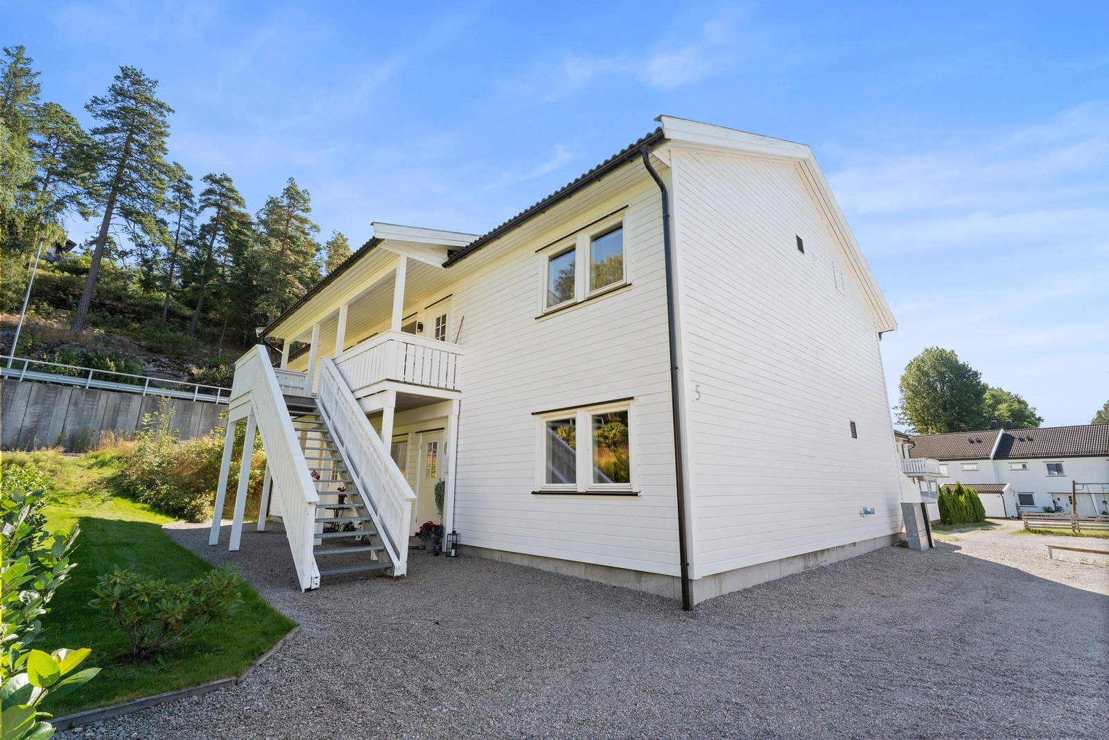 Leiligheten ligger i en firemannsbolig. Parkeringsplassen ligger like utenfor. Galleribilde