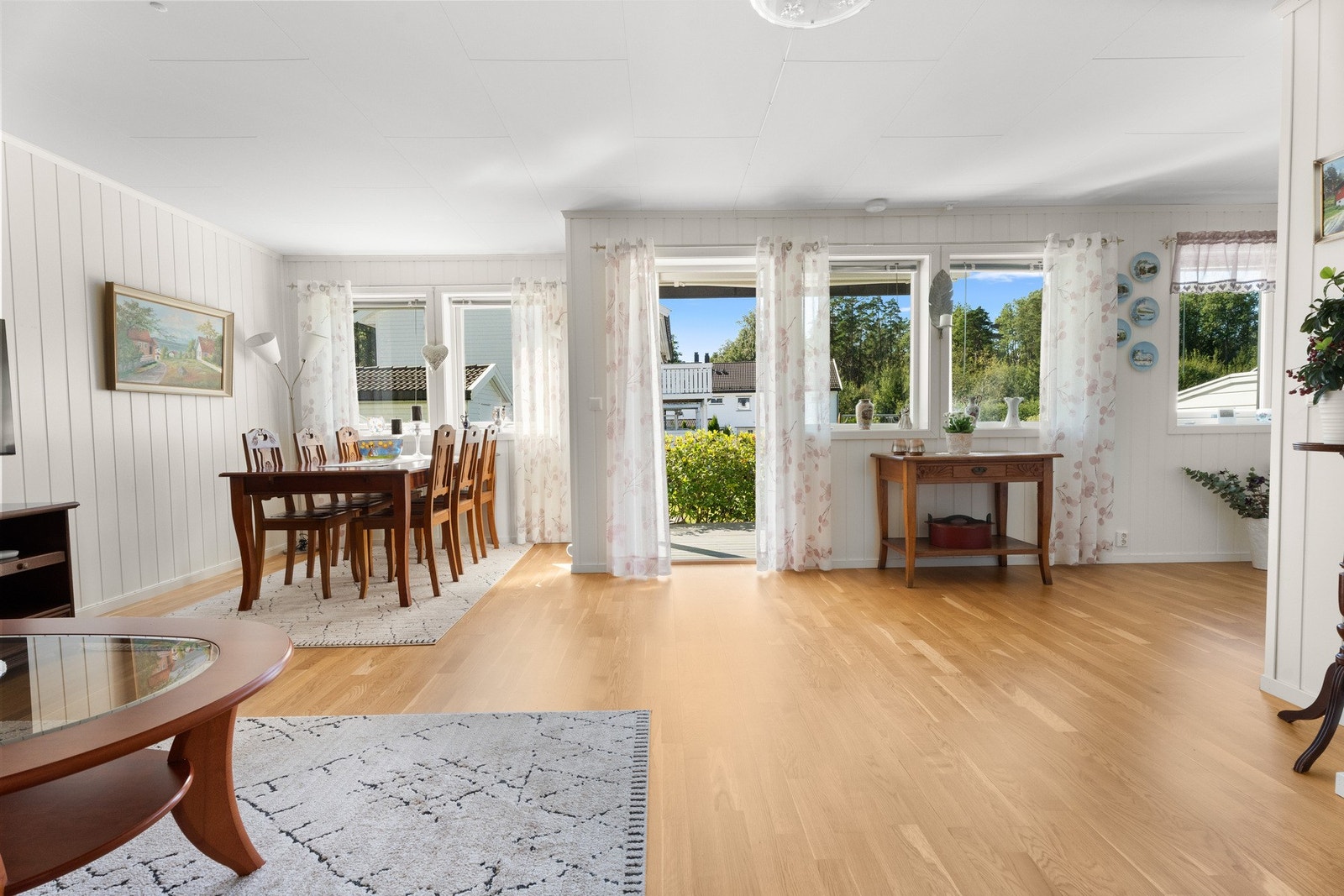 Stue og kjøkken på til sammen 35 kvadratmeter. Det er varmekabler i gulvet i stuen. Galleribilde