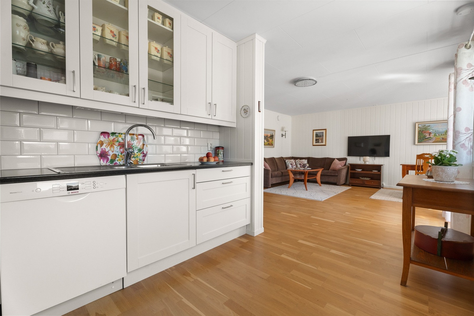 Kjøkkenet har rikelig med benkplass. Hvitevarene på kjøkkenet medfølger. Galleribilde