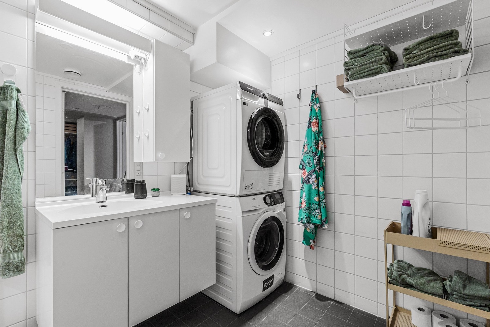 Flott baderom bestående av servant med underskap vegghengt toalett og dusjkabinett Galleribilde