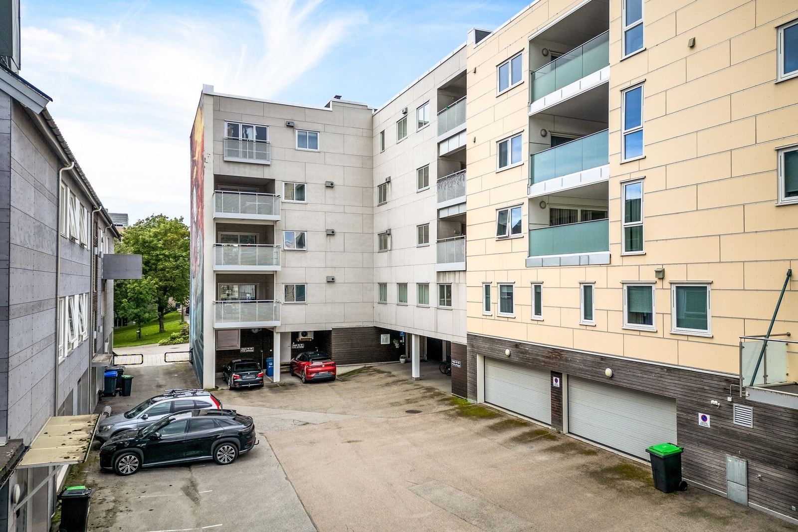 Felles parkeringsplass utenfor blokken Galleribilde