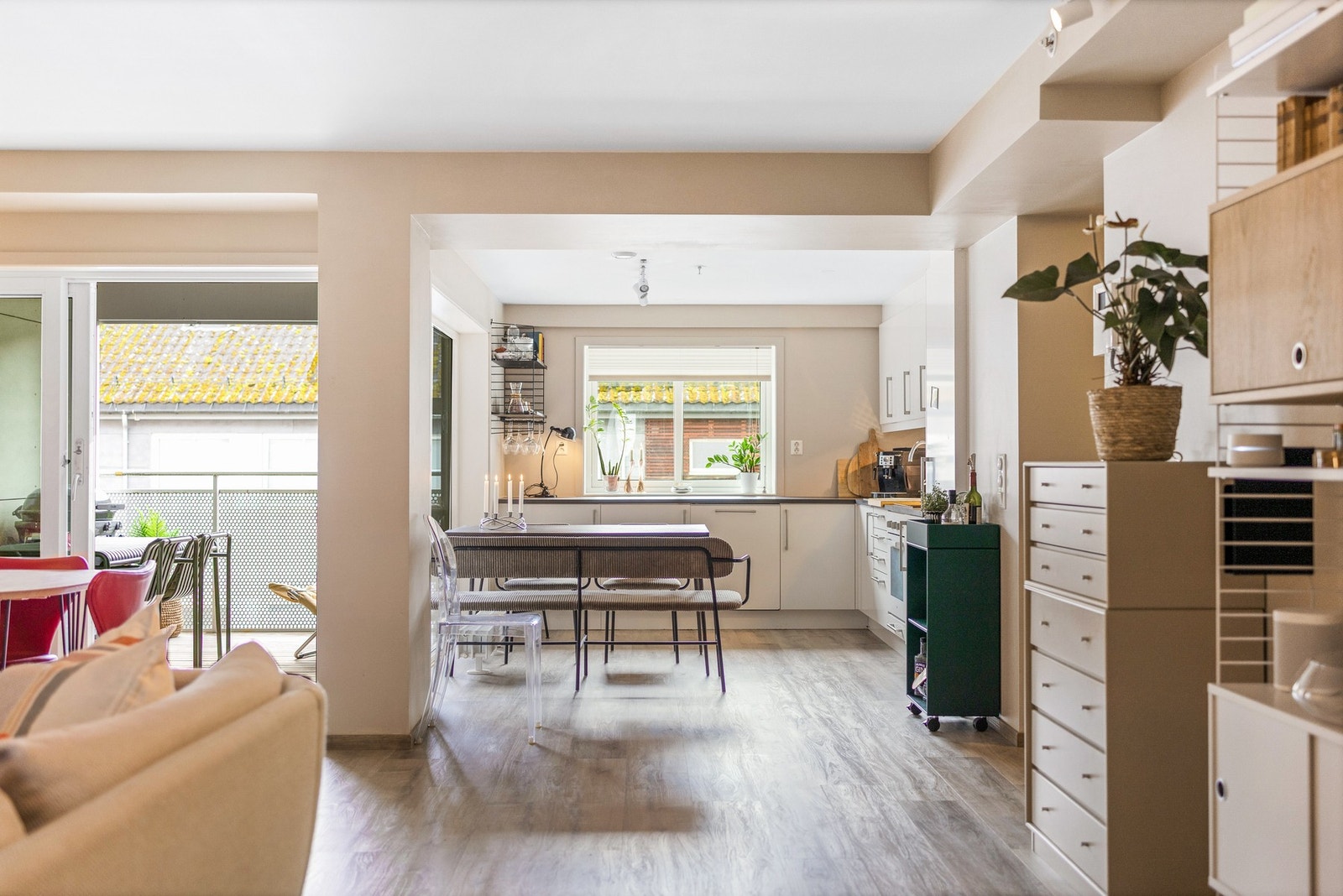 Boligen har nyere gulv og alle overflater er malt i lune og delikate farger Galleribilde