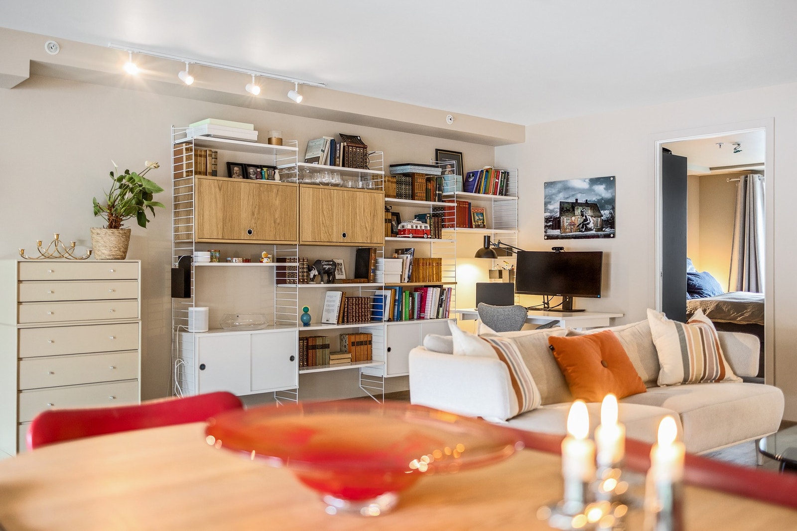 Boligen har en god planløsning som gjør det enkelt for ny eier å sette sitt eget preg på inventar Galleribilde