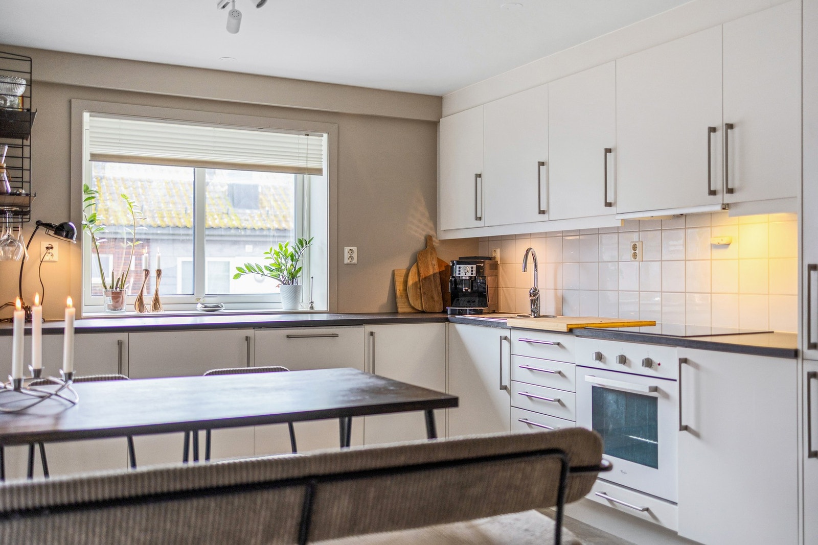 Tidløst kjøkken med rikelig av skap og benkeplass Galleribilde