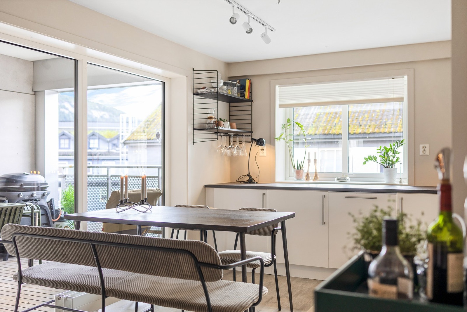 Kjøkkenet har integrerte hvitevarer Galleribilde