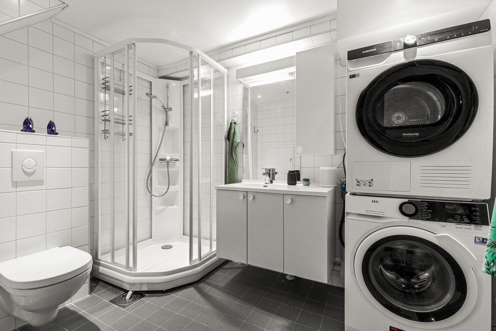 Badet har opplegg for både vaskemaskin og tørketrommel Galleribilde