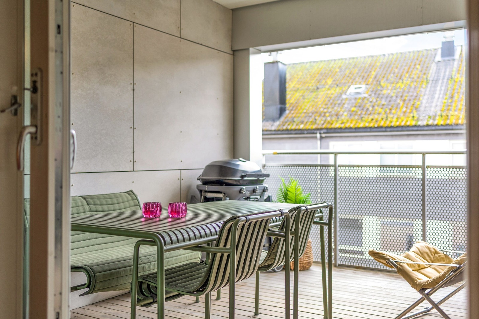 Overbygd balkong som blir en naturlig forlengelse av stuen Galleribilde