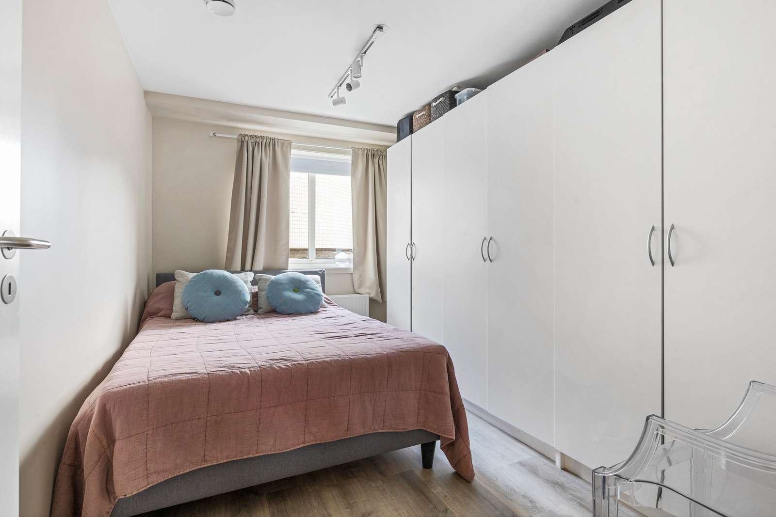 Alle rommene er av god størrelse og får rikelig med naturlig lys inn Galleribilde