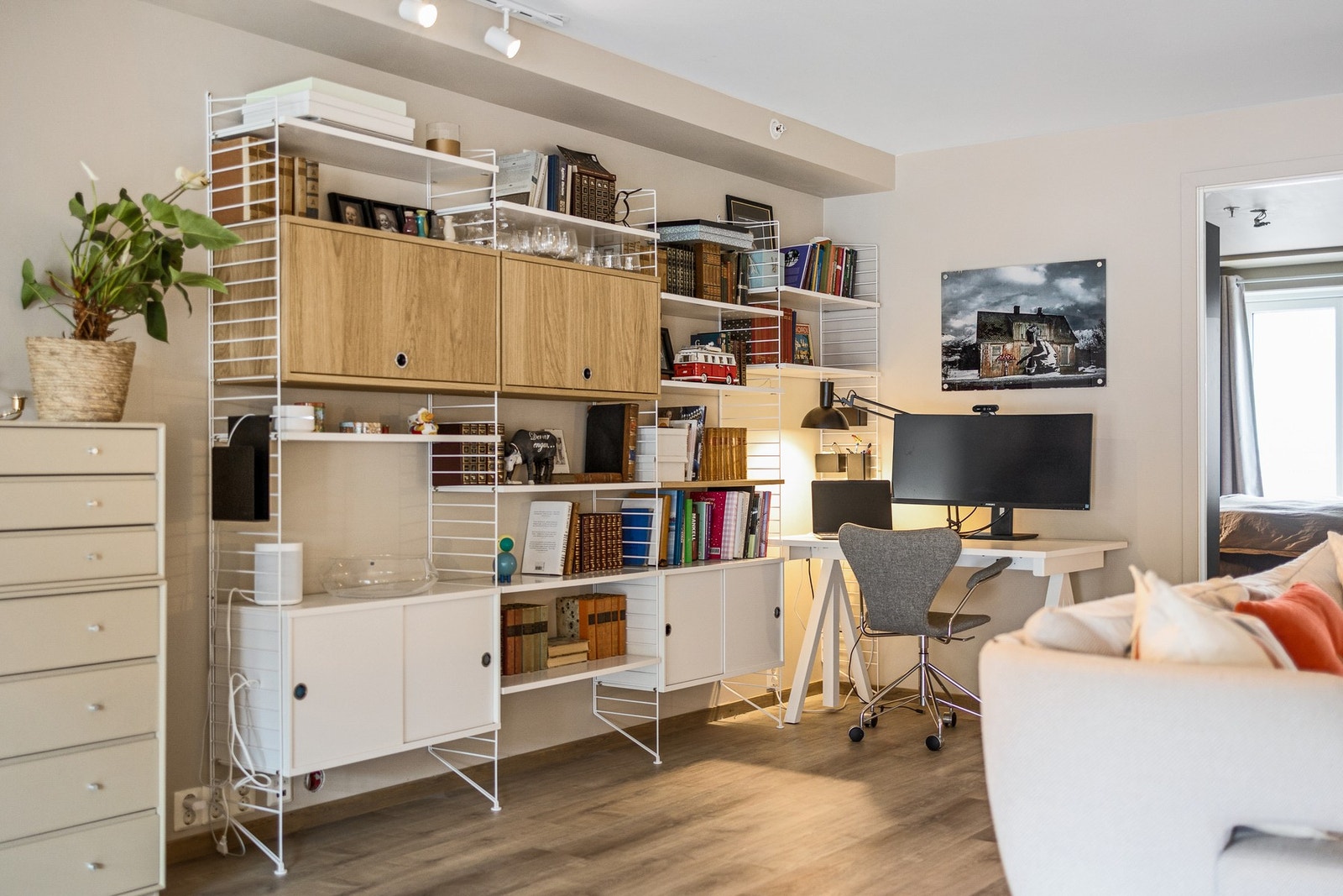 Hele boligen er malt i lyse delikate fargetoner som harmonerer godt sammen Galleribilde