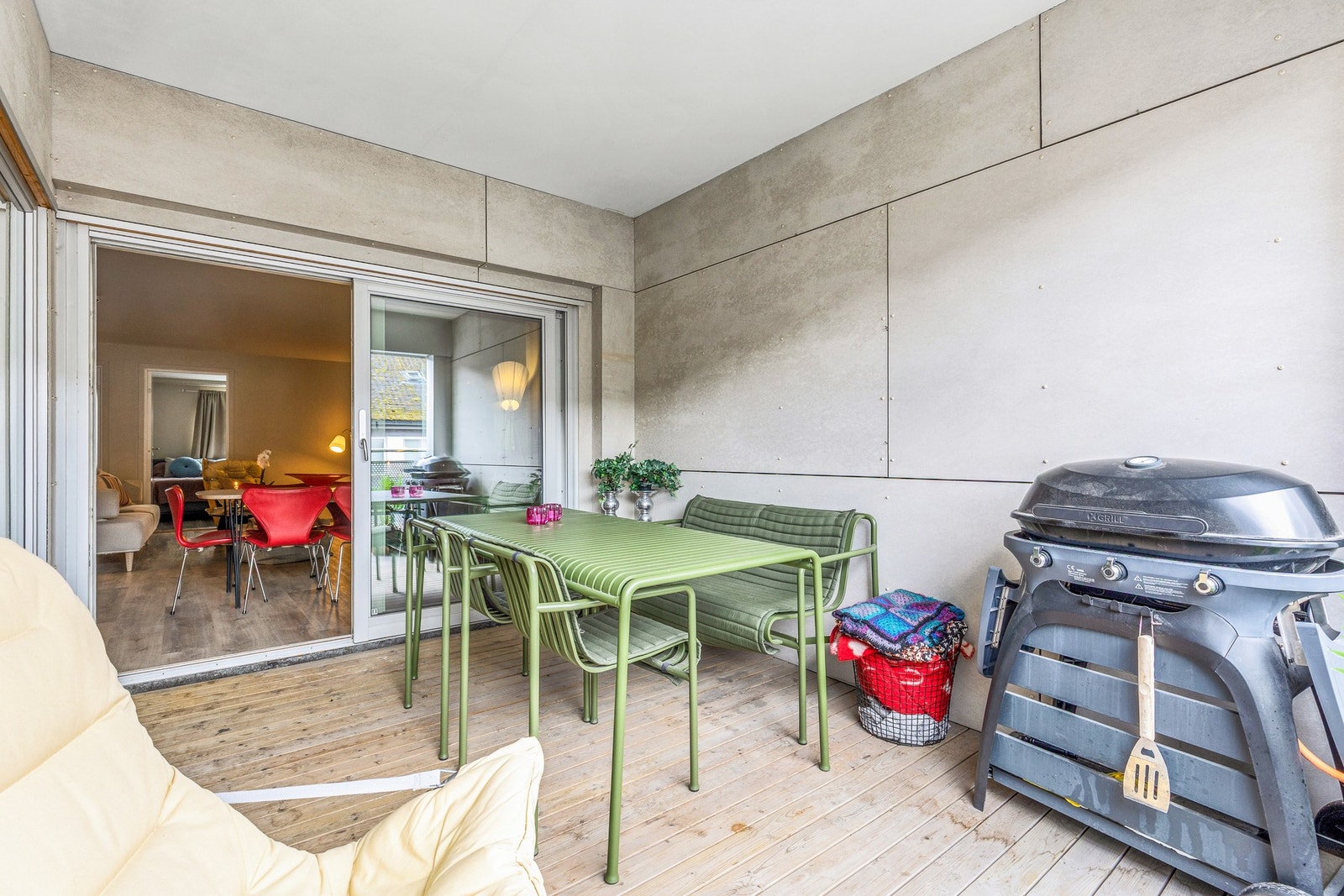 Her har du god plass til sittegruppe og grill Galleribilde