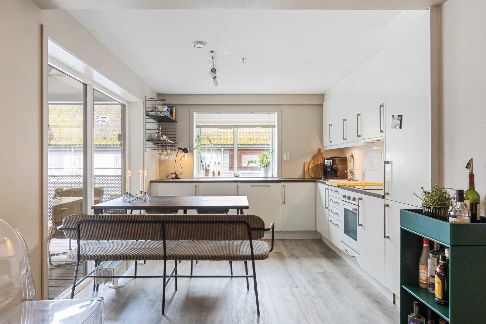 Det er plass for spiseplass ved vinduet på kjøkkenet Galleribilde