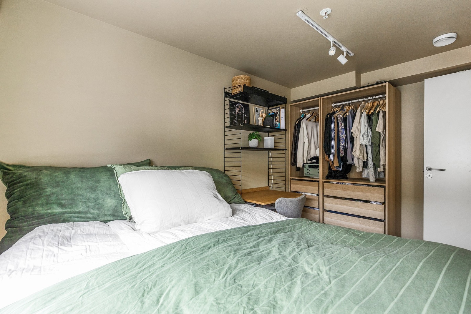 Rommet er malt i en lun og delikat farge Galleribilde