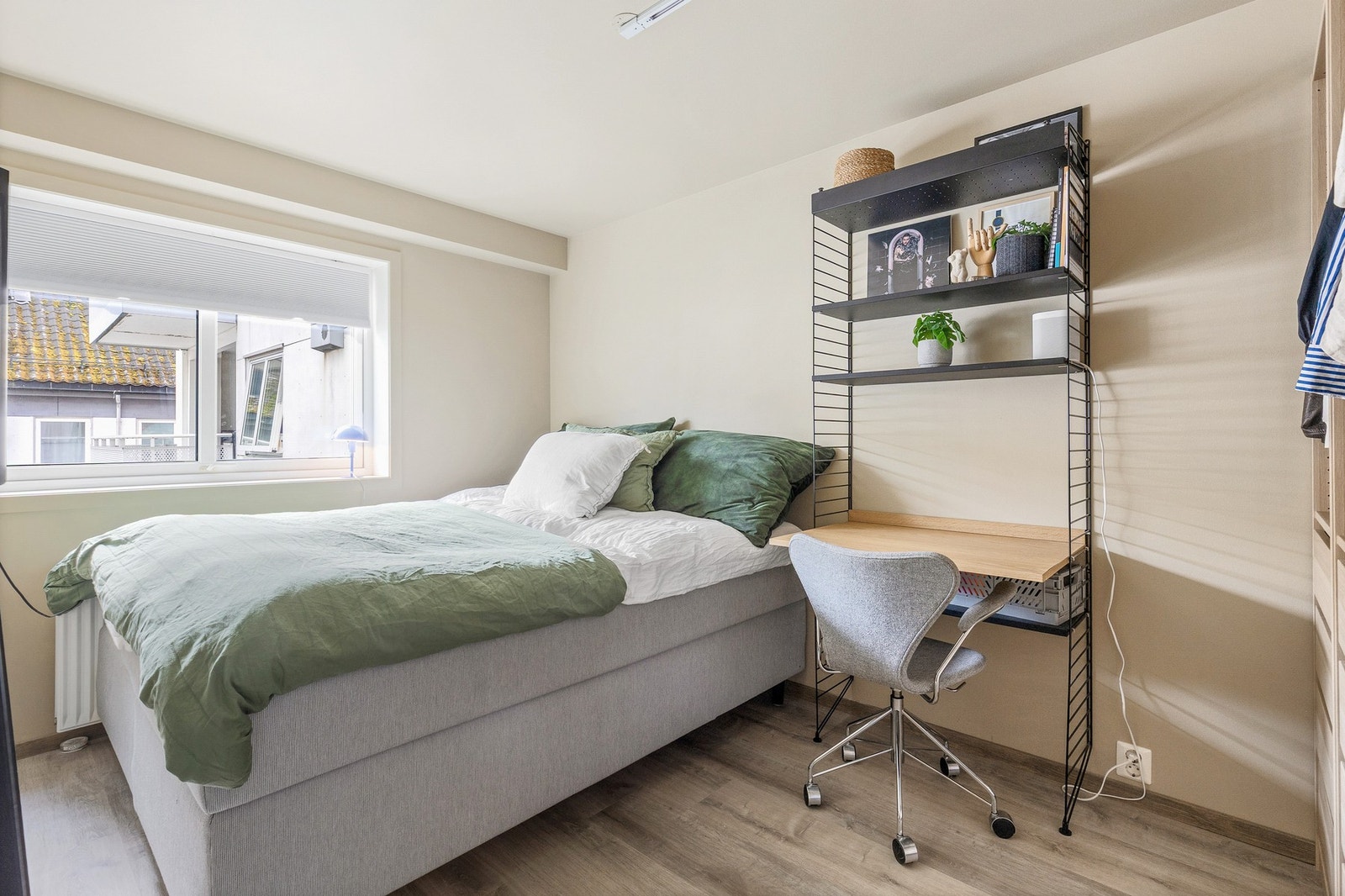 Boligens andre soverom er av god størrelse og rommer plass til dobbeltseng, nattbord og skrivebord Galleribilde