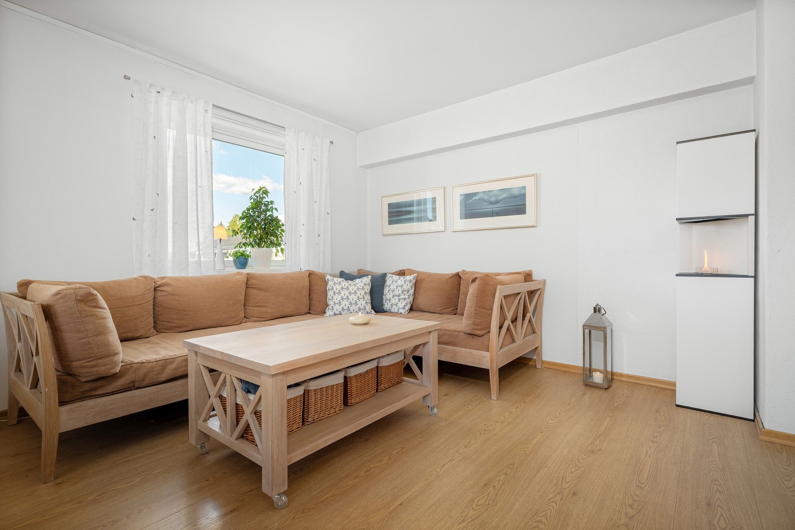 Lys og luftig stue med store vindusflater, god plass til spisebord og sofakrok. Galleribilde